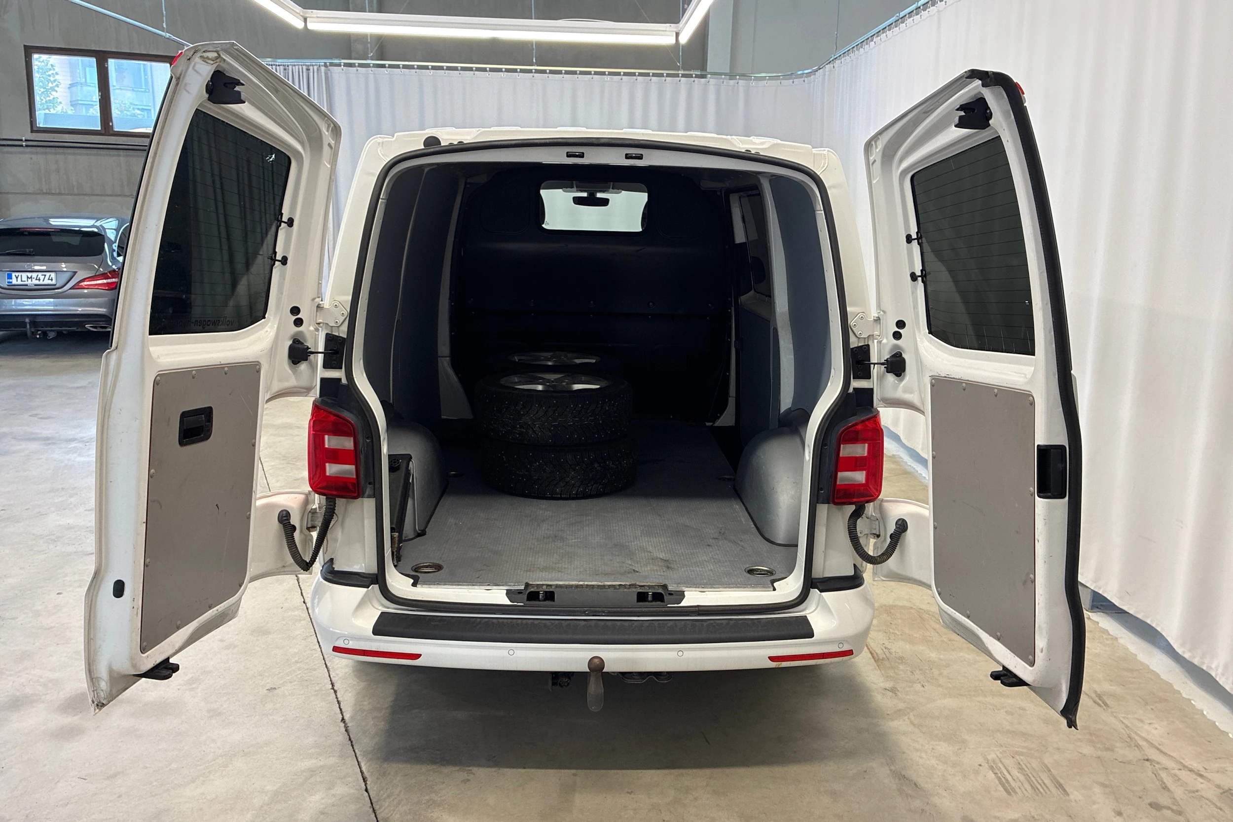 valkoinen Volkswagen Transporter 2017 kuva 19.