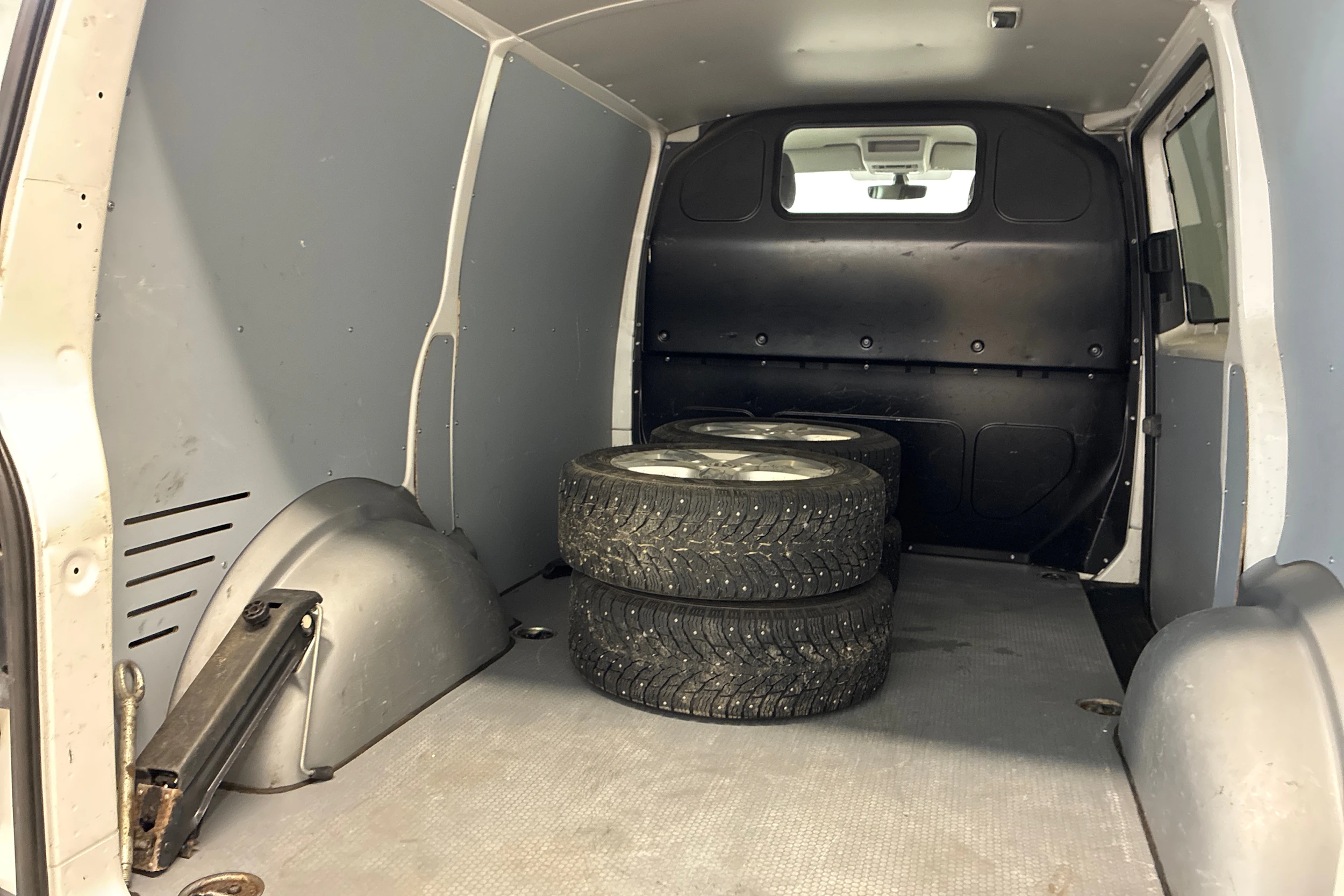 valkoinen Volkswagen Transporter 2017 kuva 20.