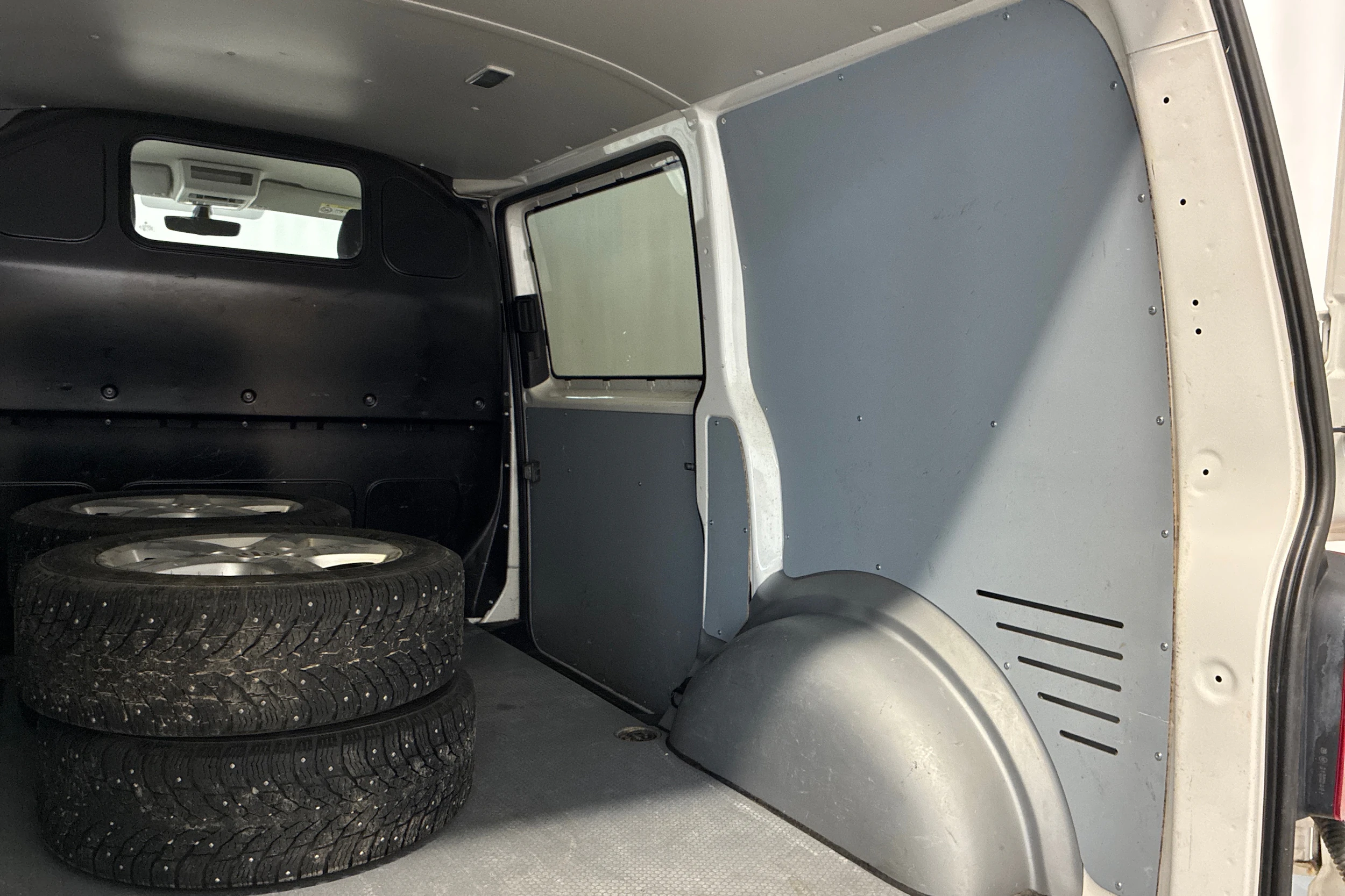 valkoinen Volkswagen Transporter 2017 kuva 21.