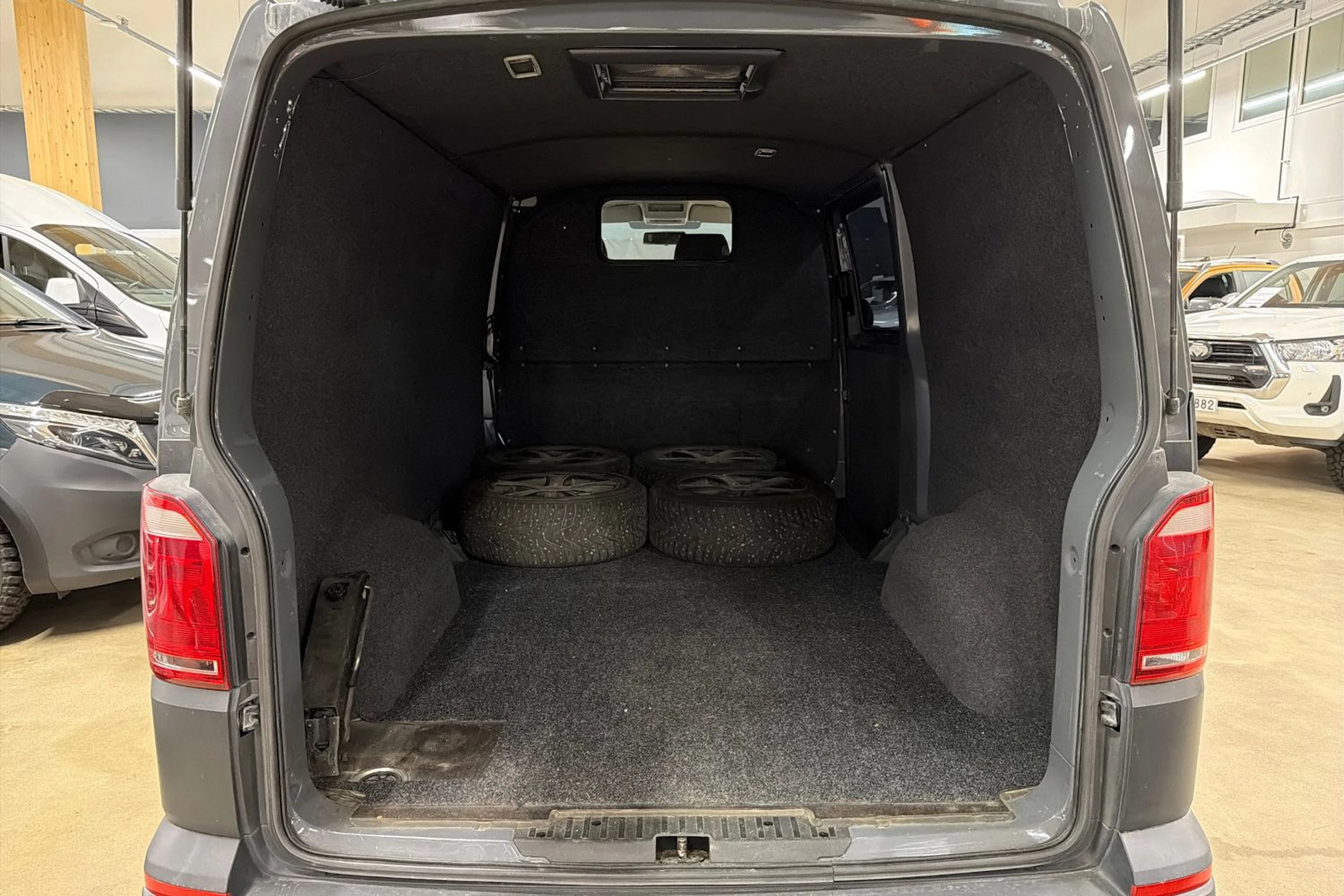 harmaa Volkswagen Transporter 2017 kuva 4.
