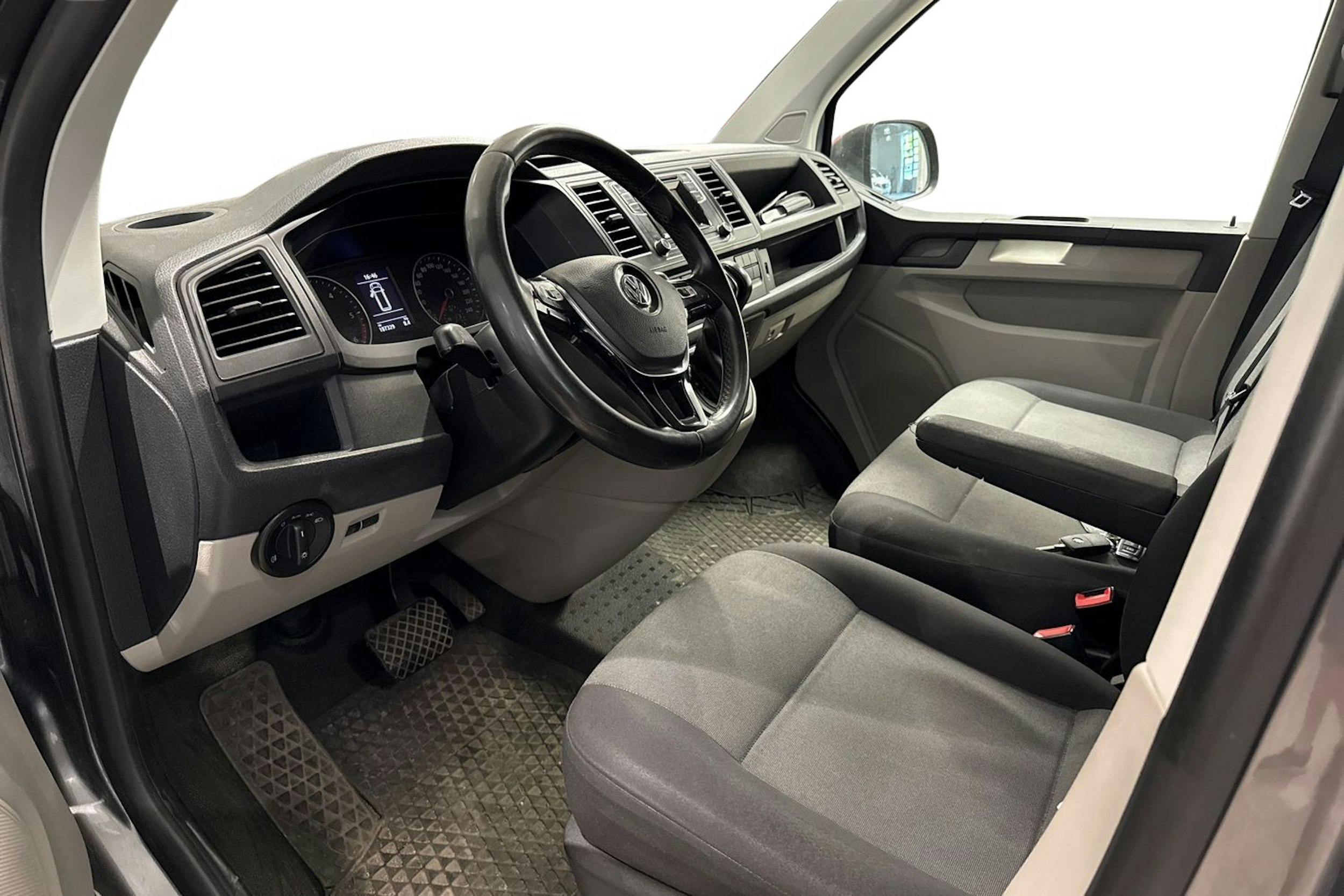 harmaa Volkswagen Transporter 2017 kuva 3.