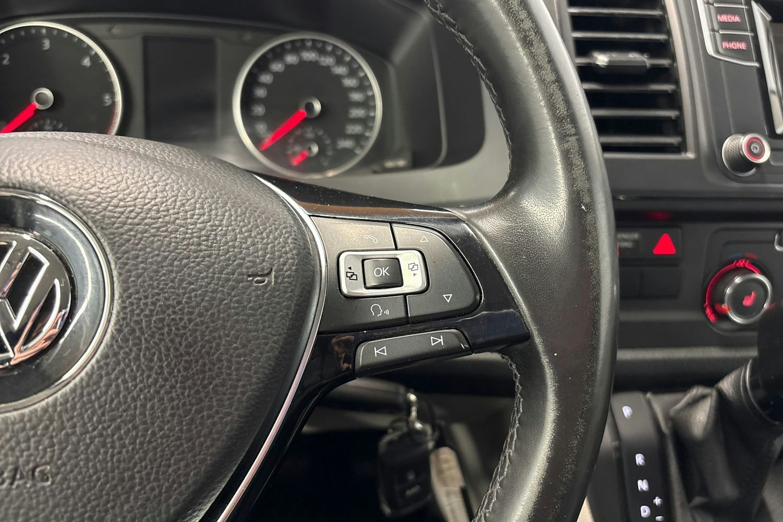 sininen Volkswagen Transporter 2018 kuva 16.