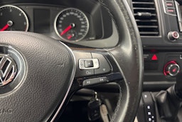 sininen Volkswagen Transporter 2018 kuva 16.