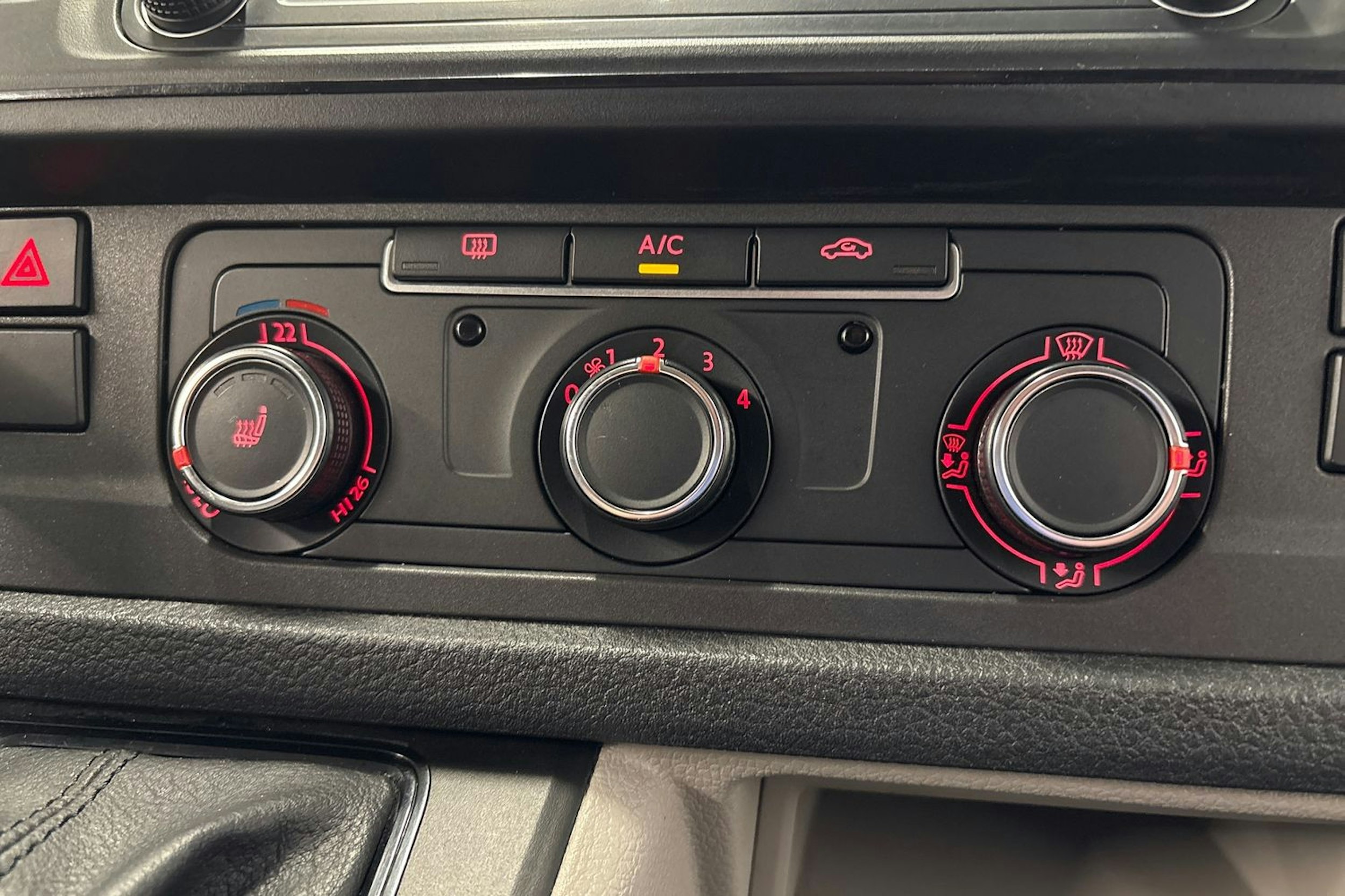 sininen Volkswagen Transporter 2018 kuva 22.