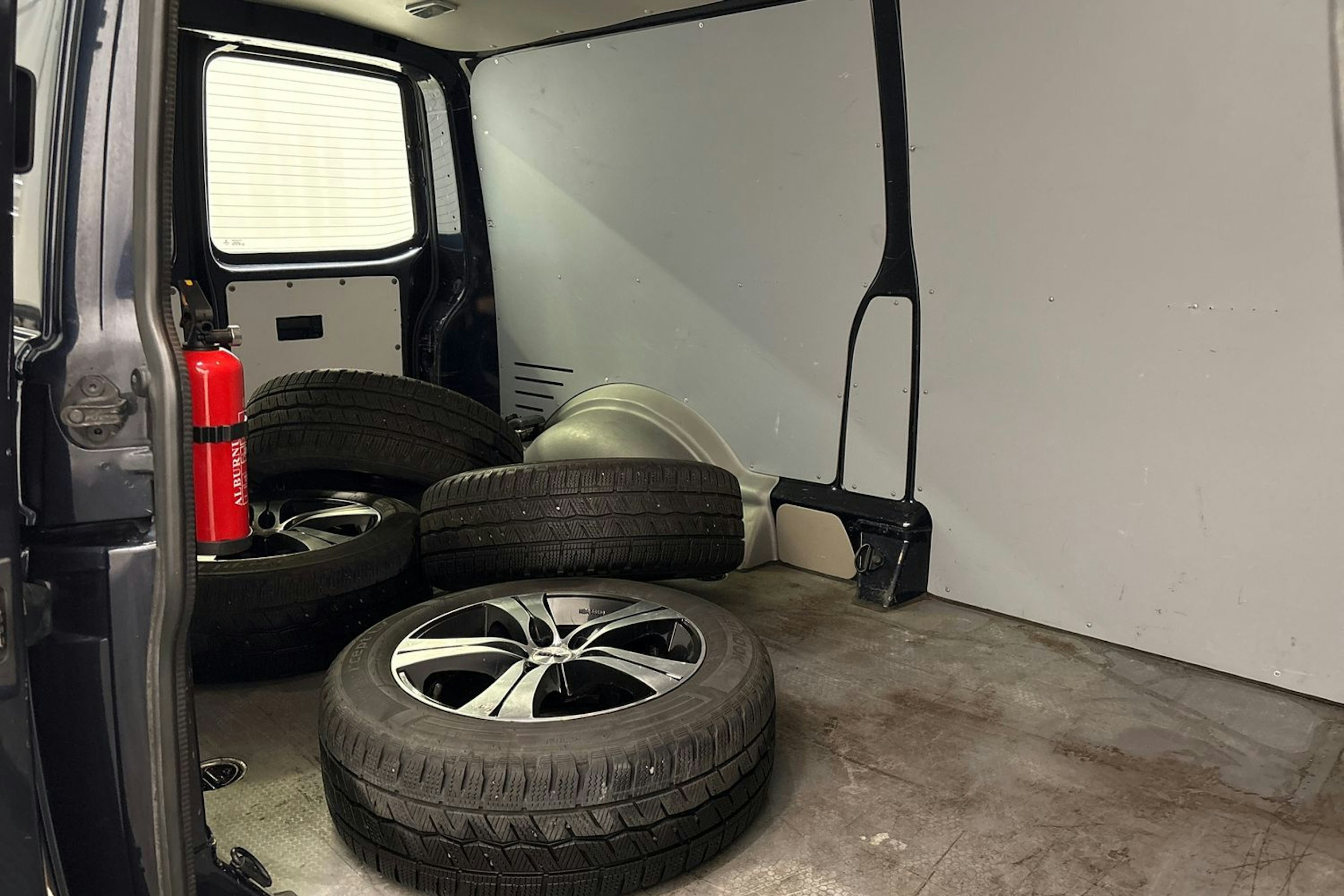 sininen Volkswagen Transporter 2018 kuva 25.