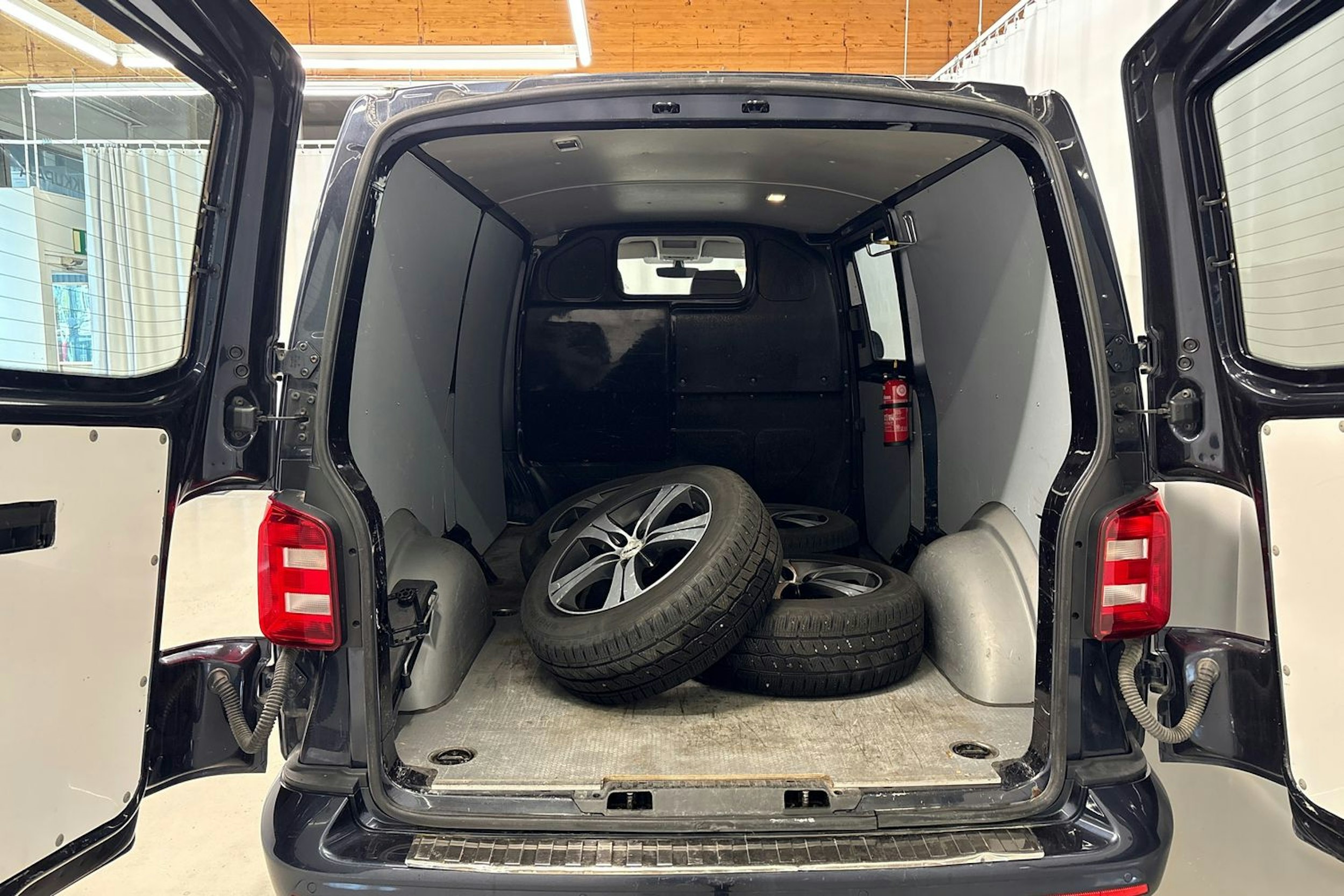 sininen Volkswagen Transporter 2018 kuva 26.