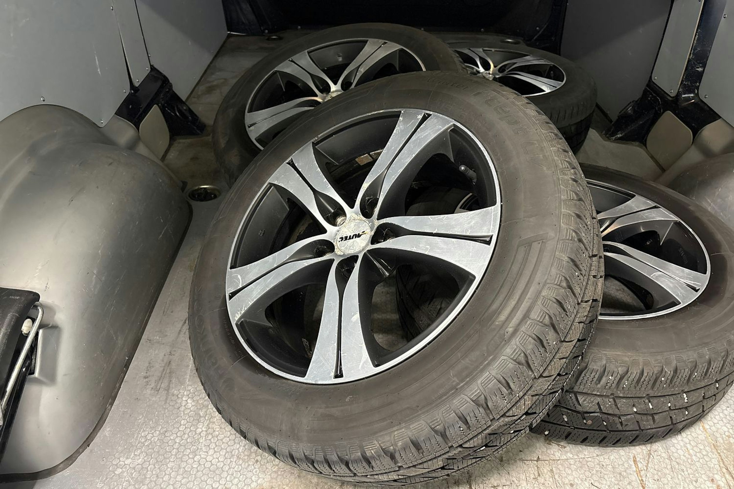 sininen Volkswagen Transporter 2018 kuva 27.