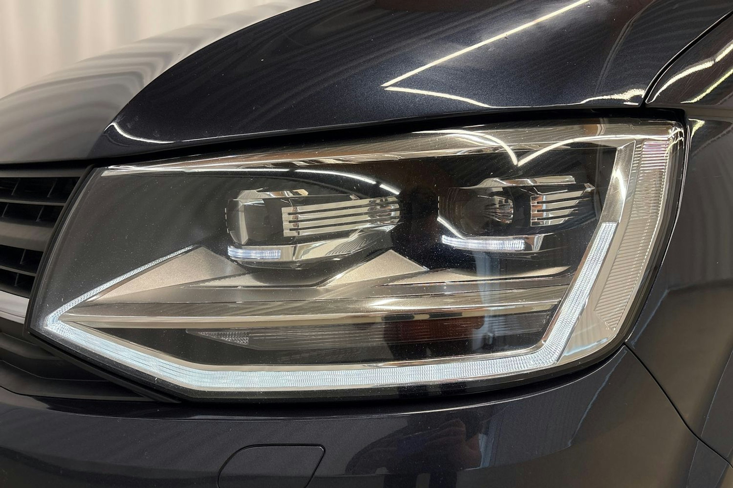 sininen Volkswagen Transporter 2018 kuva 29.
