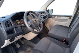 valkoinen Volkswagen Transporter 2017 kuva 3.