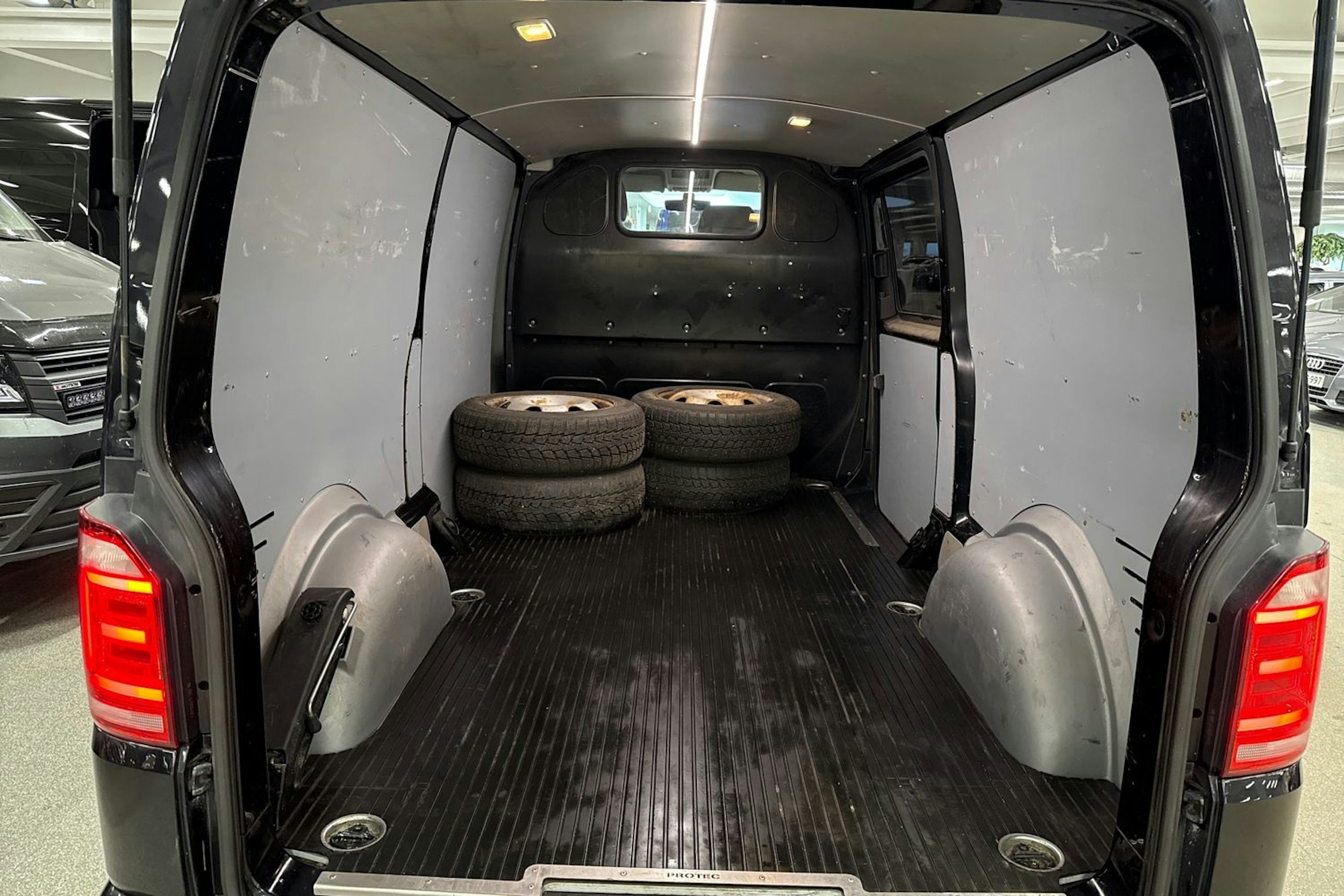 musta Volkswagen Transporter 2017 kuva 11.