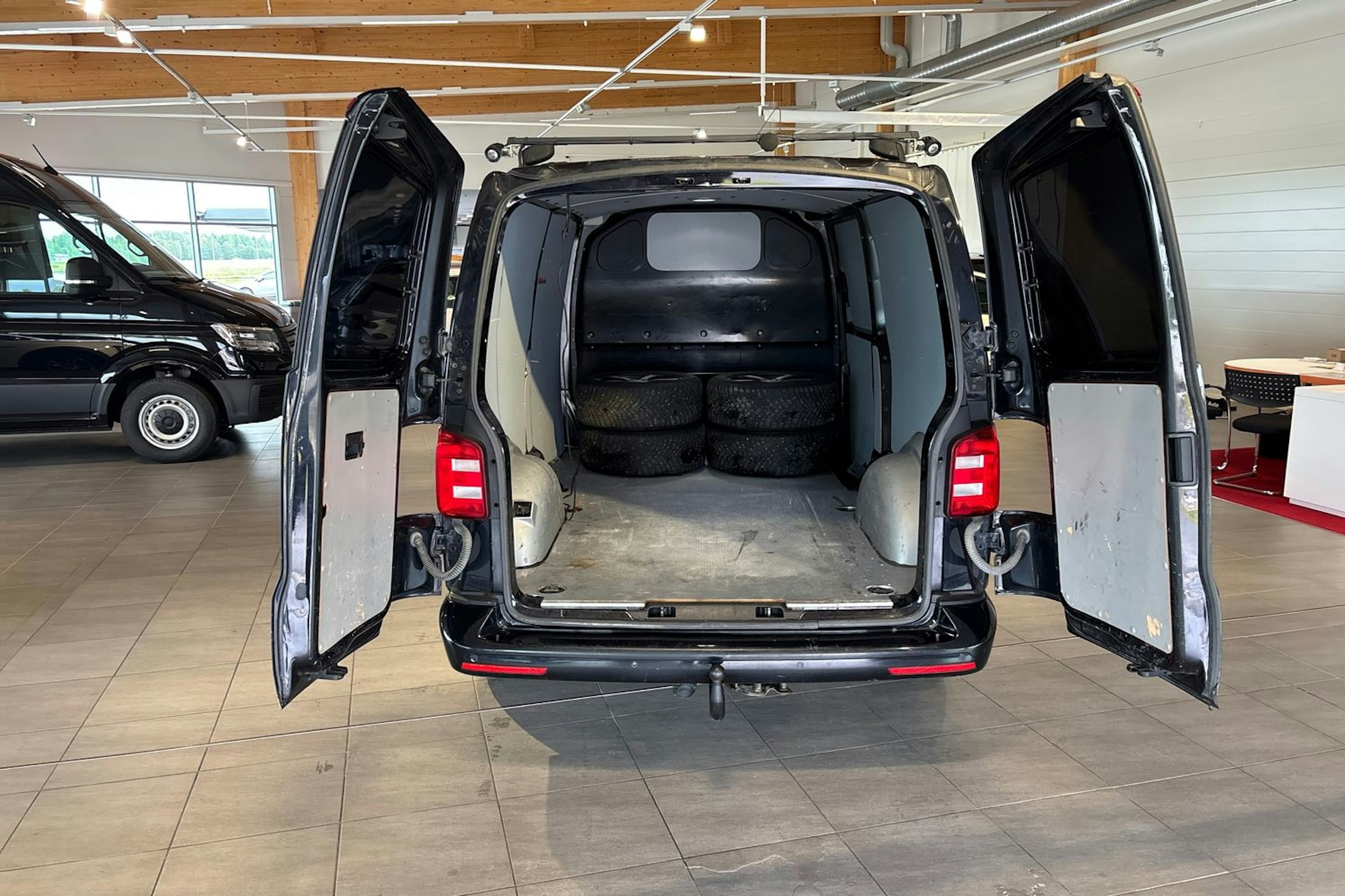 musta Volkswagen Transporter 2017 kuva 14.