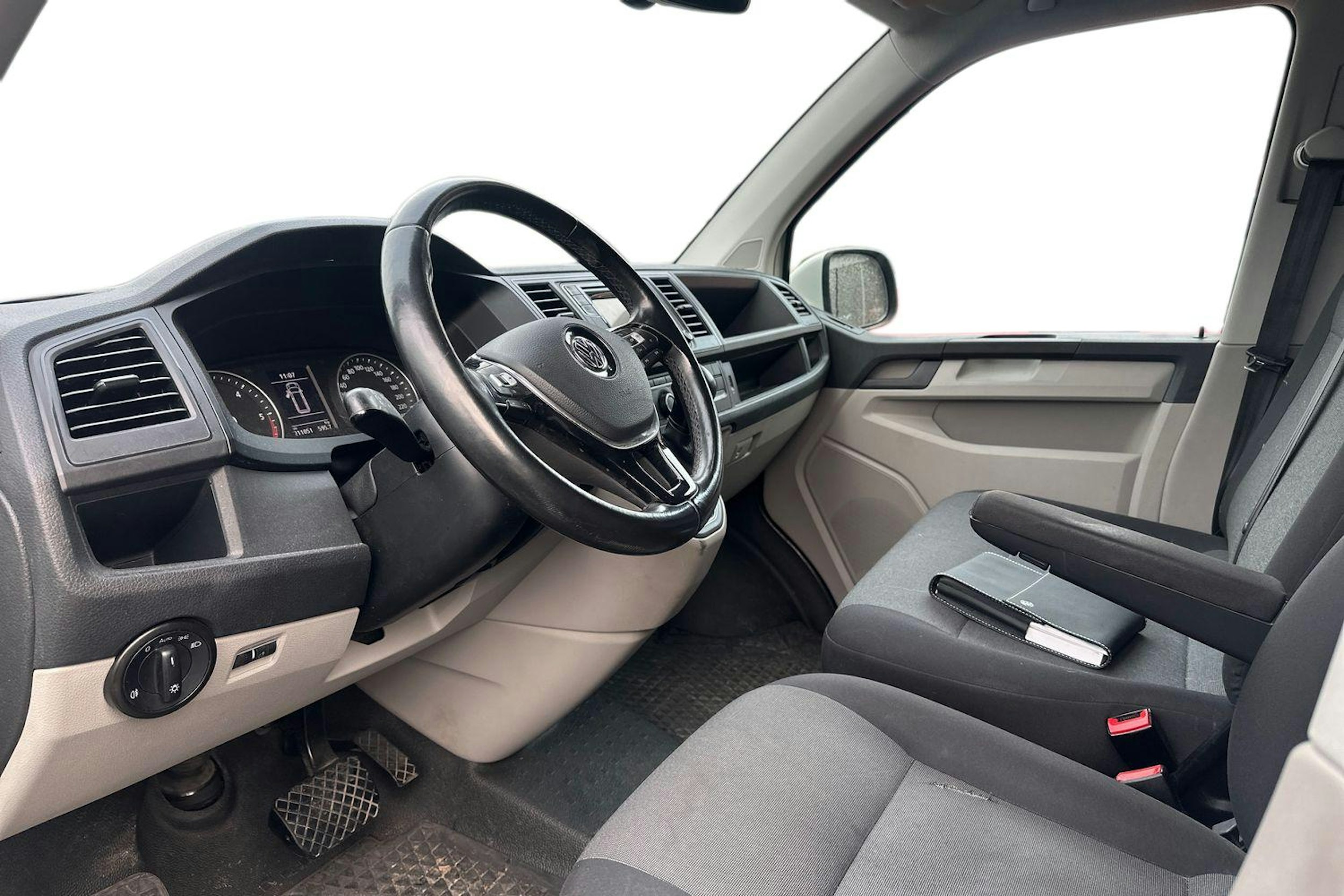 valkoinen Volkswagen Transporter 2017 kuva 3.