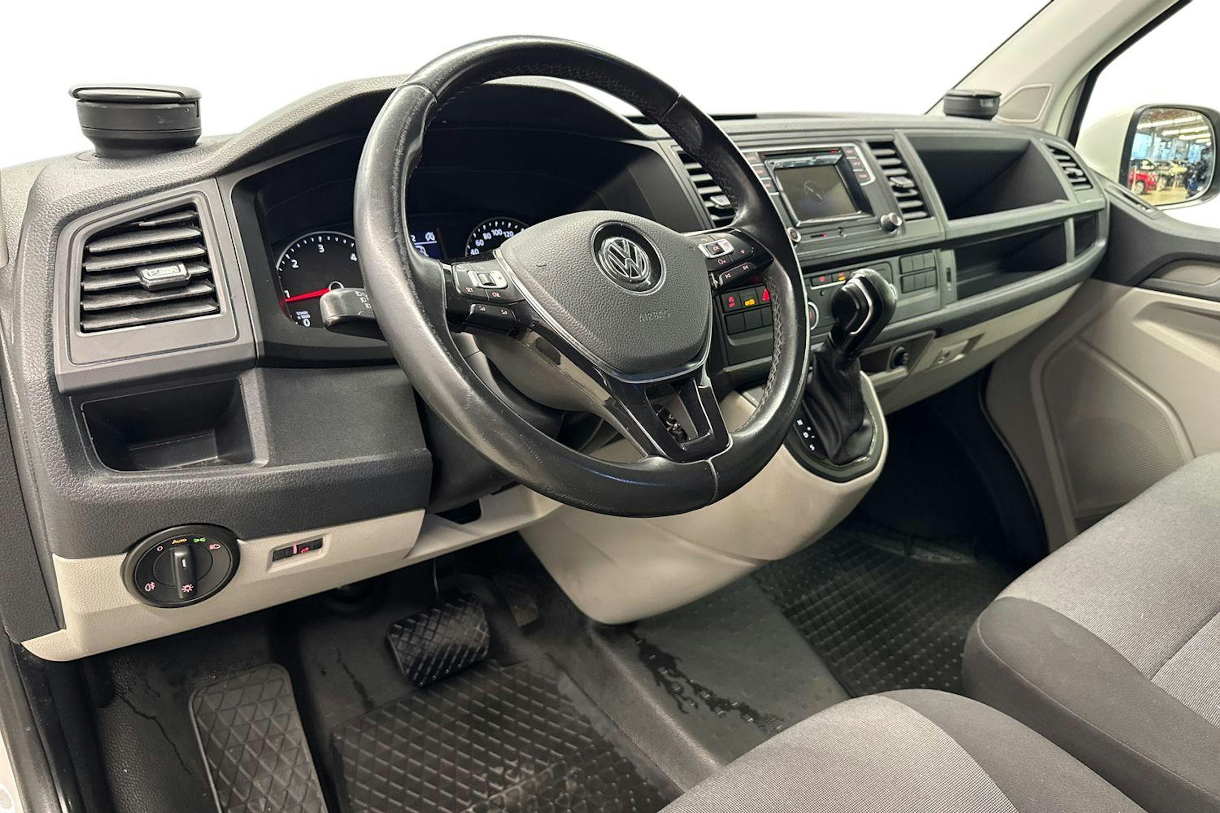 valkoinen Volkswagen Transporter 2018 kuva 6.