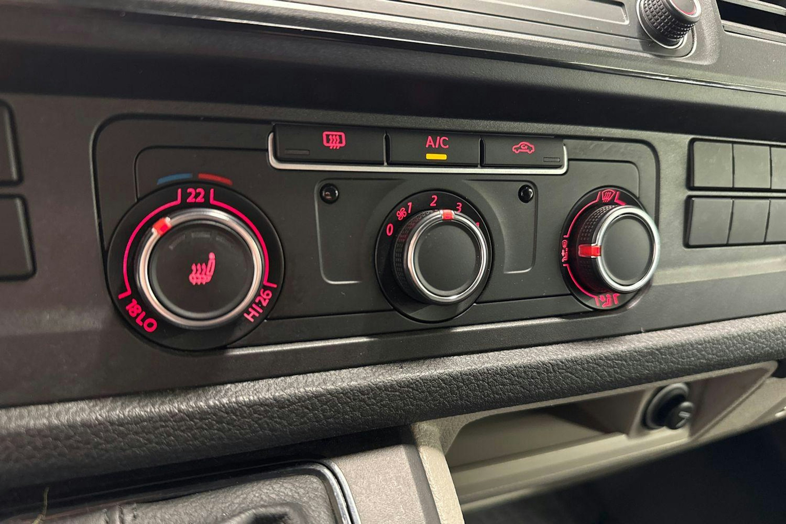 valkoinen Volkswagen Transporter 2018 kuva 9.