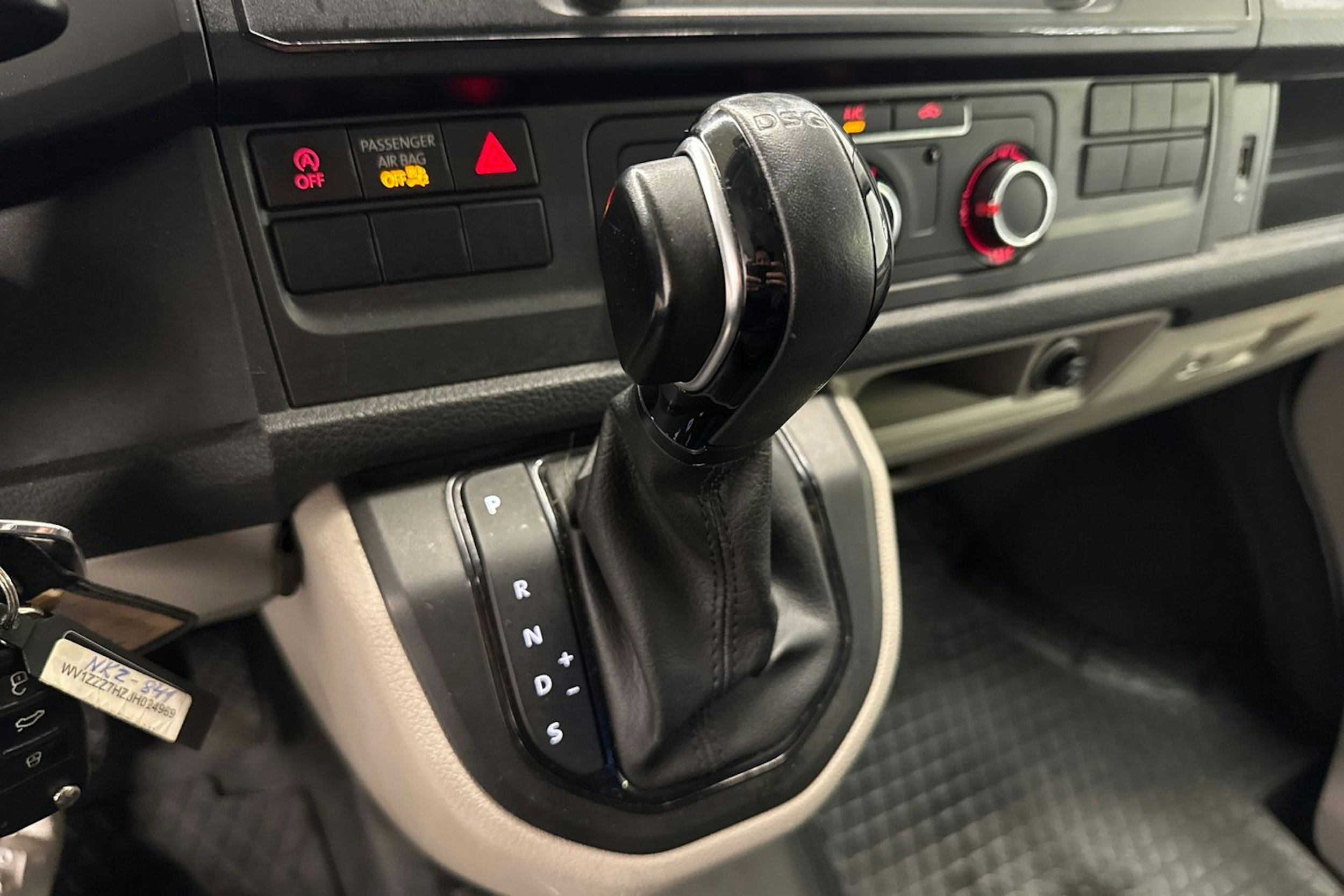 valkoinen Volkswagen Transporter 2018 kuva 10.