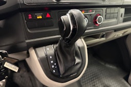 valkoinen Volkswagen Transporter 2018 kuva 10.