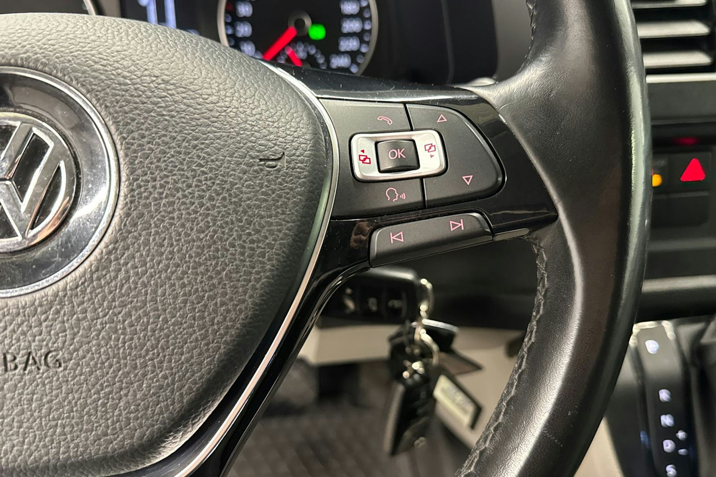 valkoinen Volkswagen Transporter 2018 kuva 12.