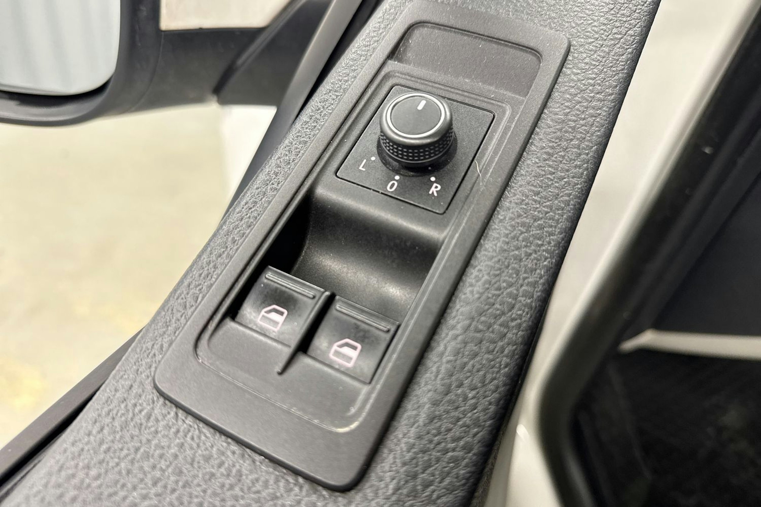 valkoinen Volkswagen Transporter 2018 kuva 16.