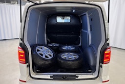 valkoinen Volkswagen Transporter 2018 kuva 18.