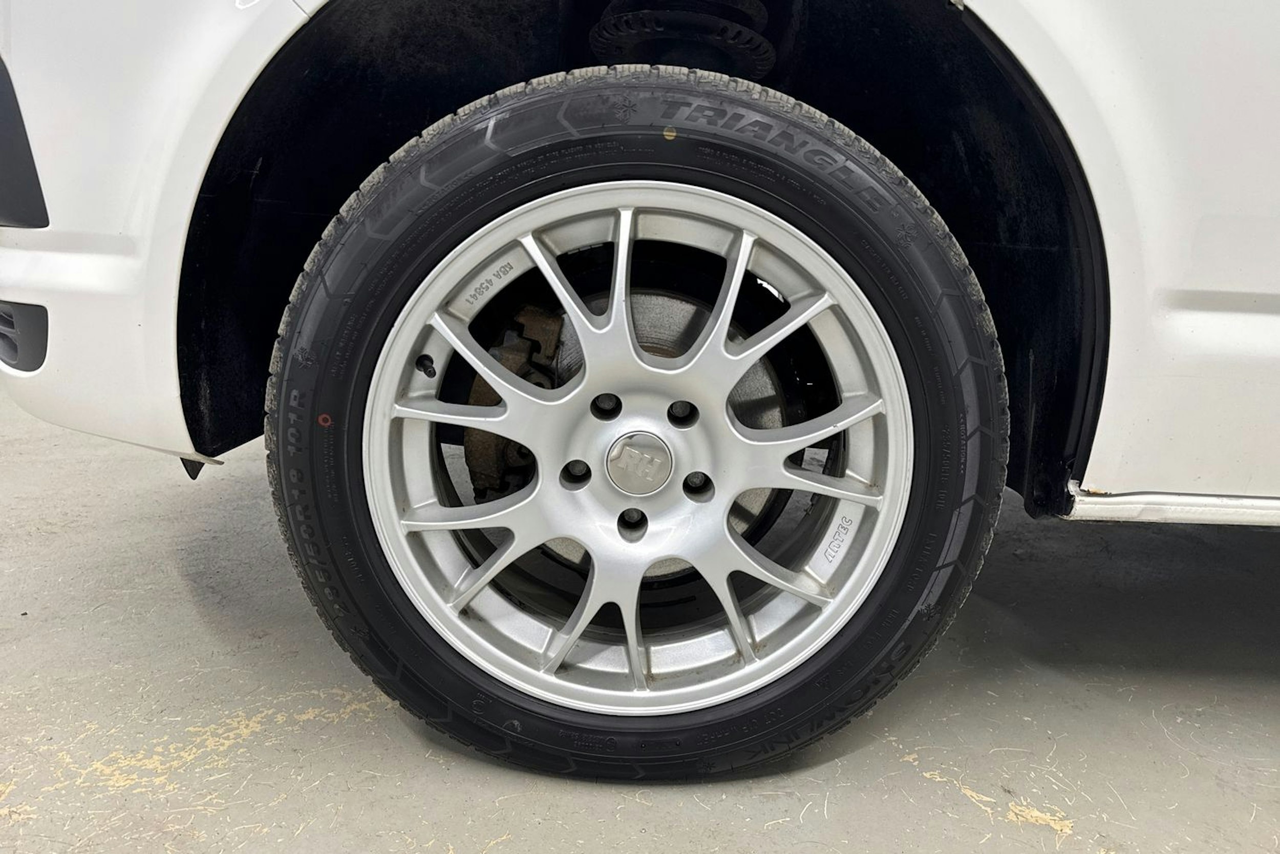 valkoinen Volkswagen Transporter 2018 kuva 19.