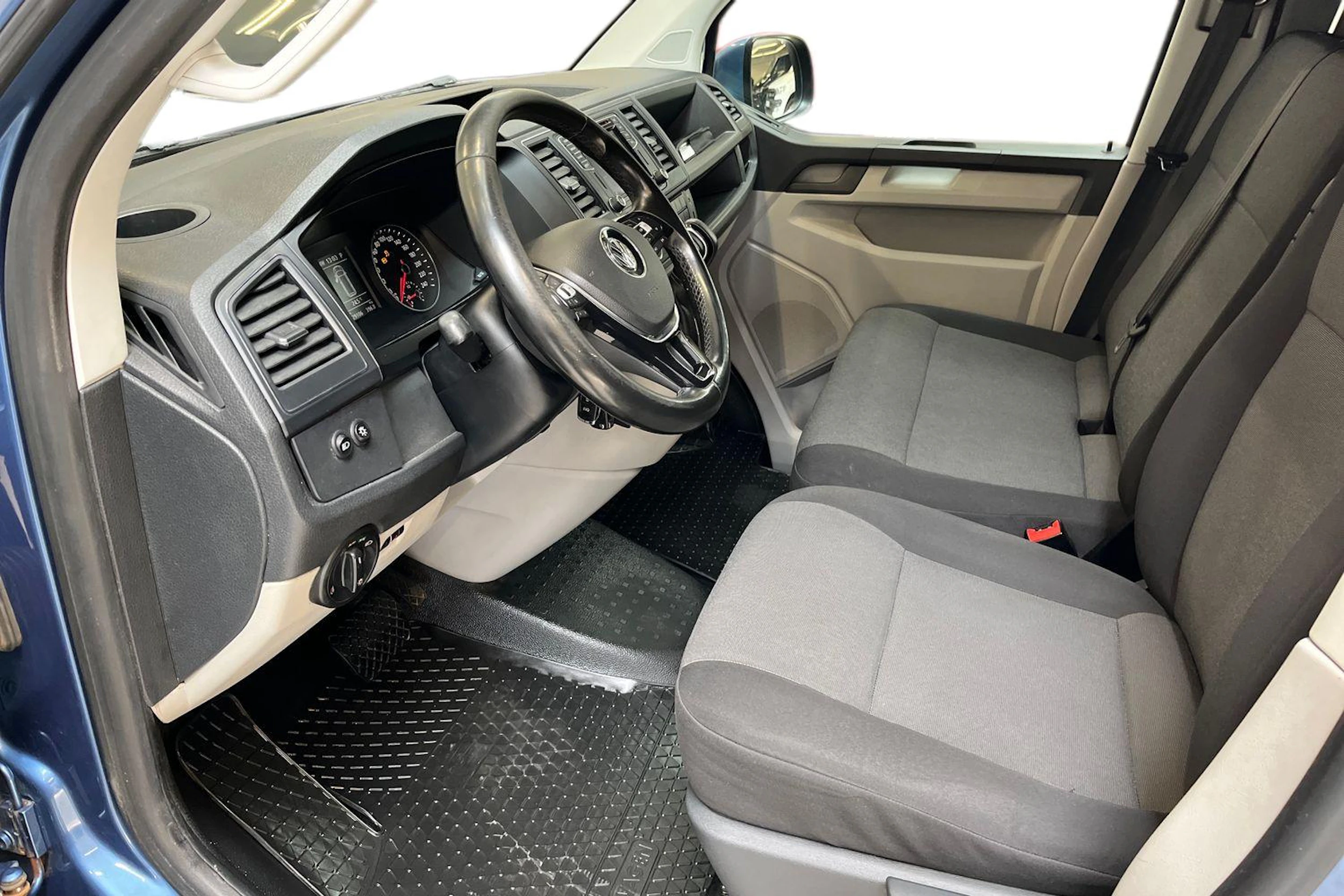 sininen Volkswagen Transporter 2017 kuva 8.
