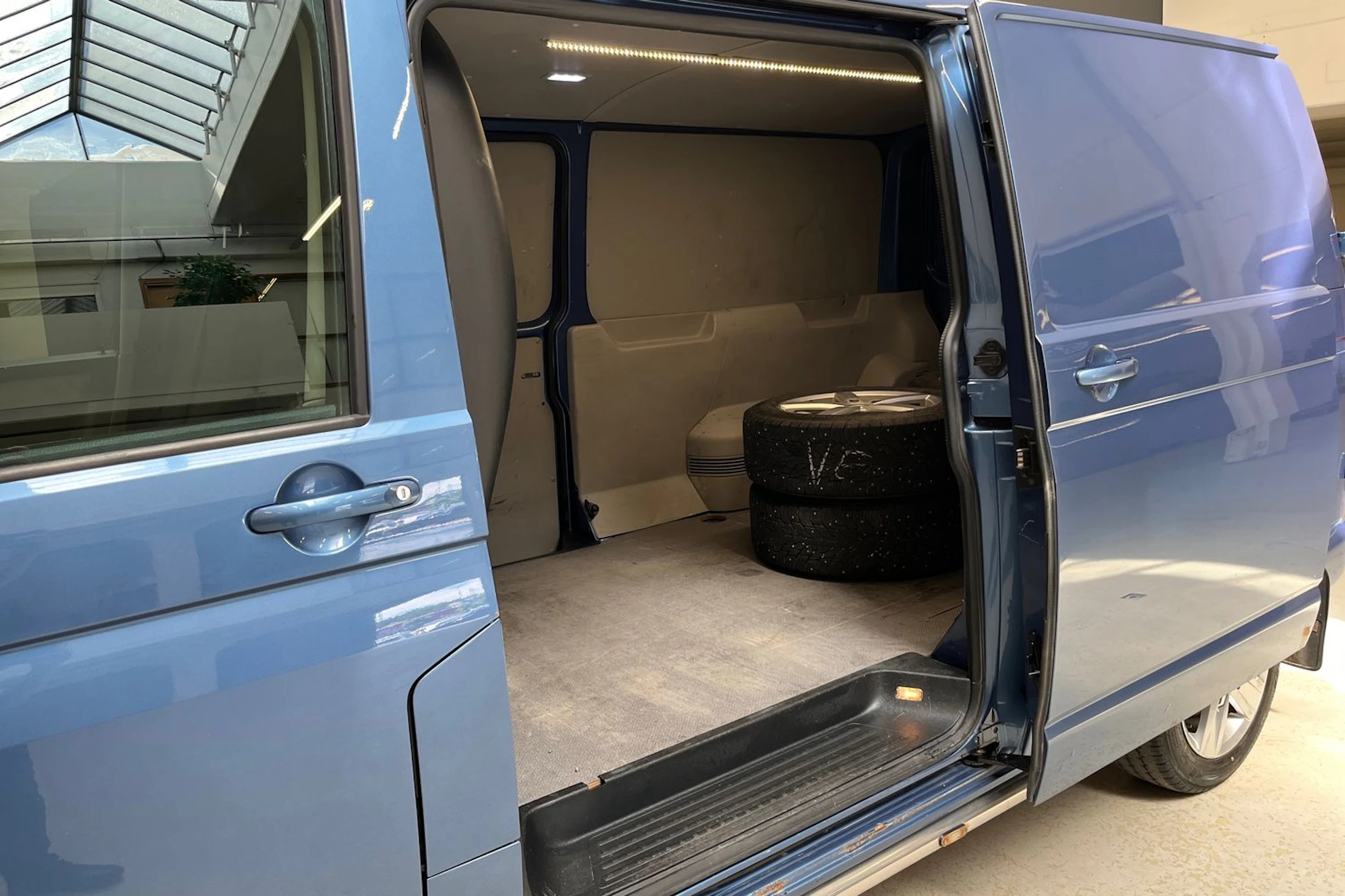 sininen Volkswagen Transporter 2017 kuva 15.