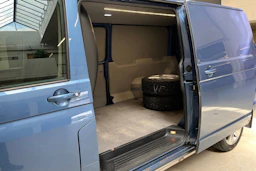 sininen Volkswagen Transporter 2017 kuva 15.