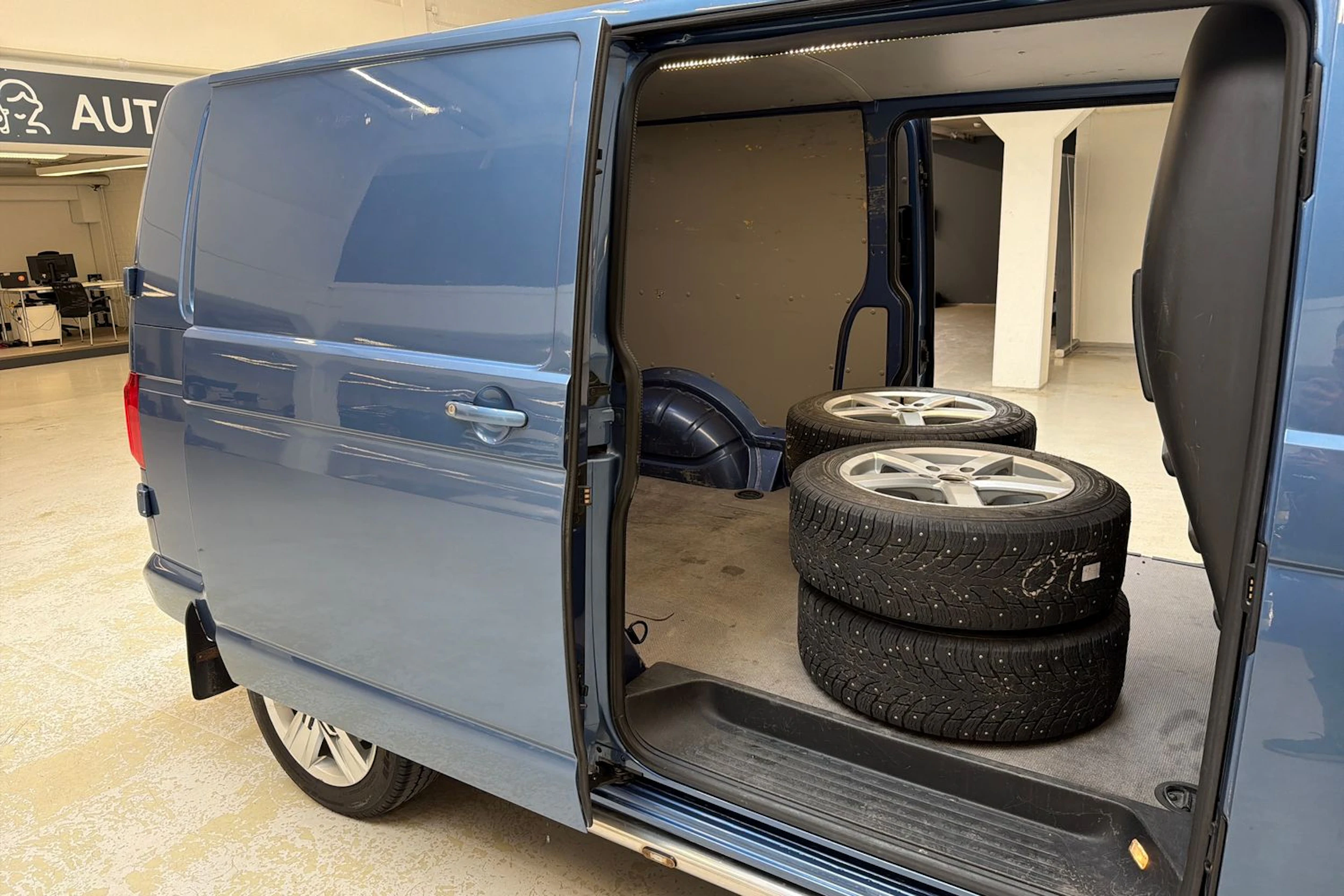 sininen Volkswagen Transporter 2017 kuva 16.