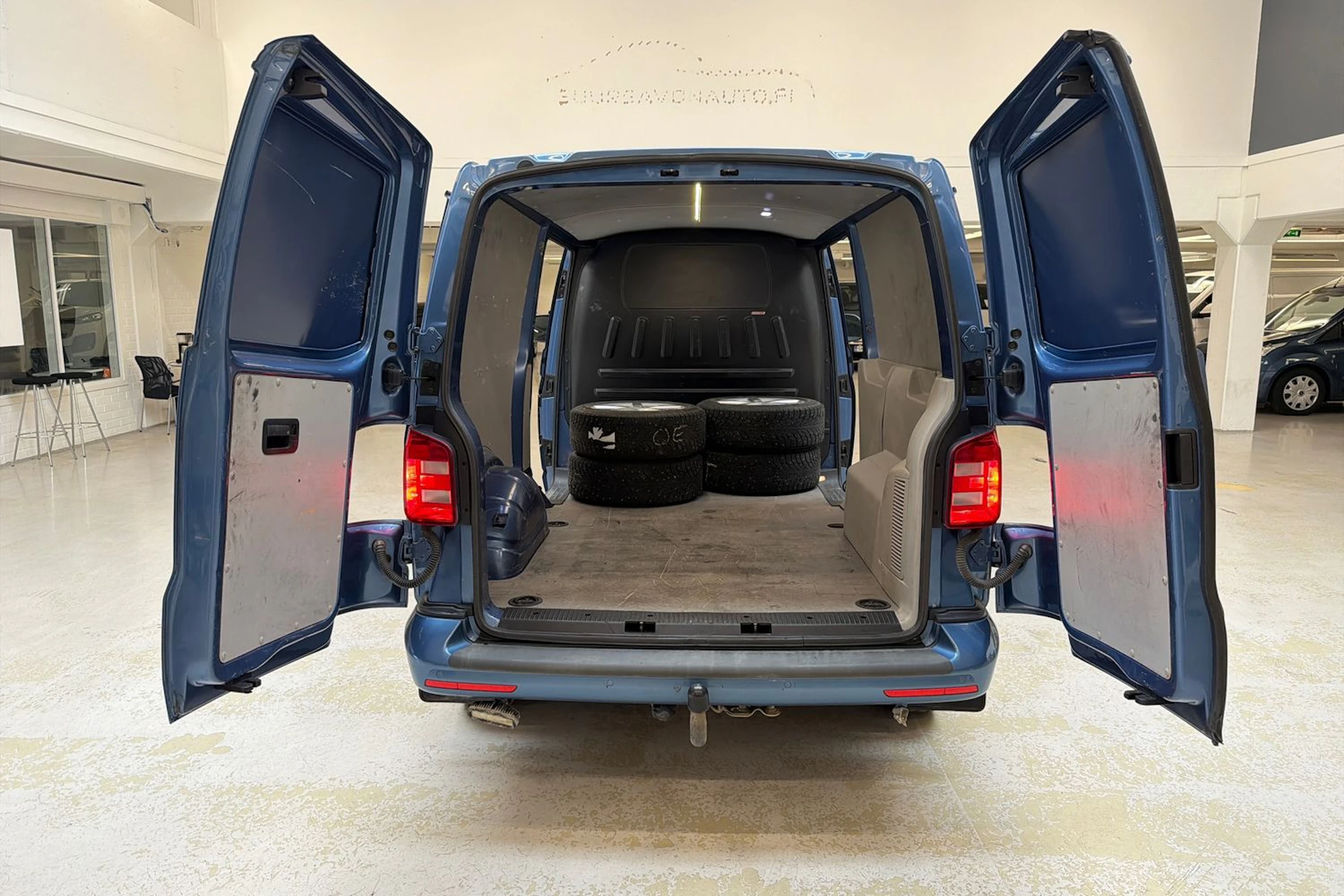 sininen Volkswagen Transporter 2017 kuva 18.