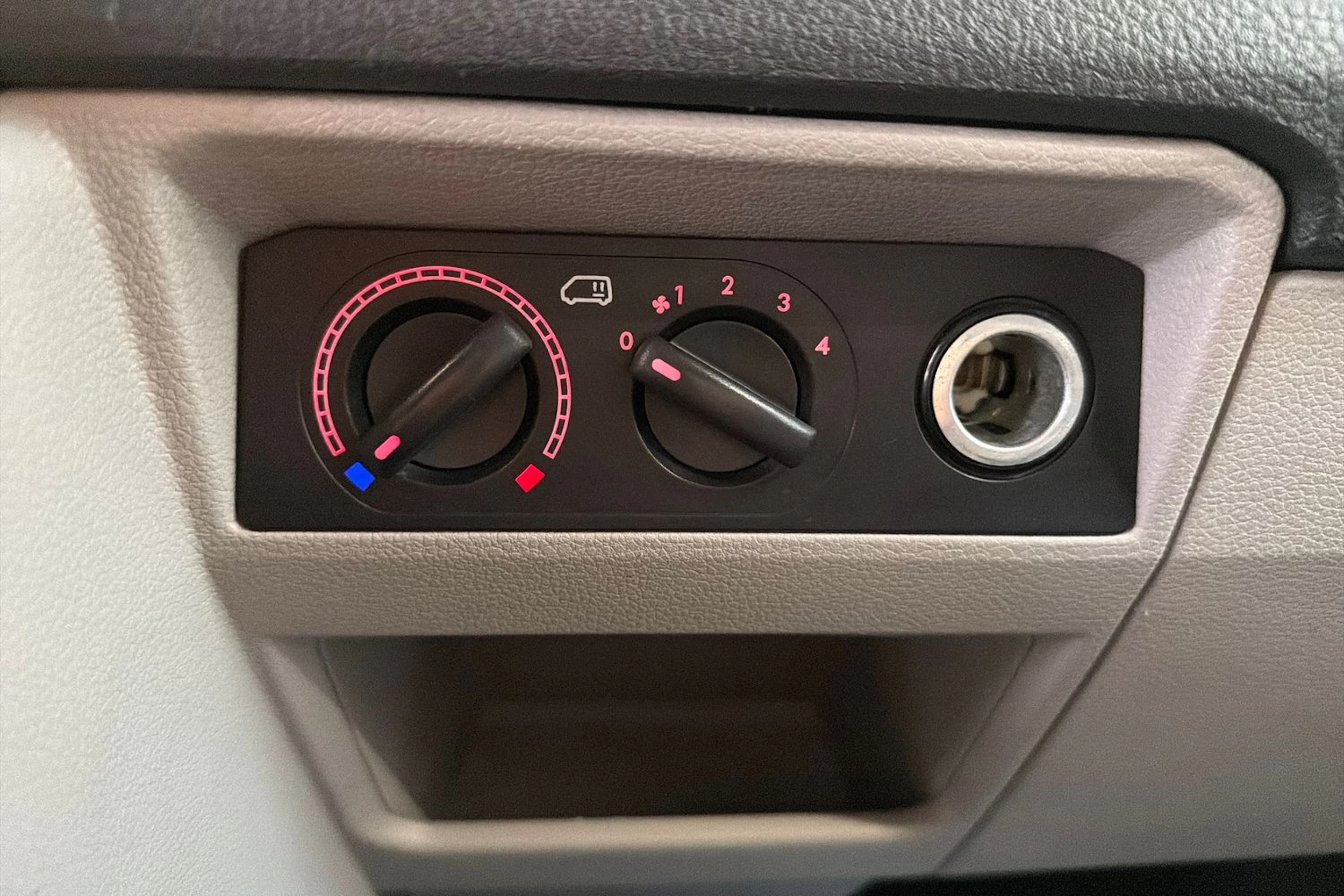 sininen Volkswagen Transporter 2017 kuva 24.