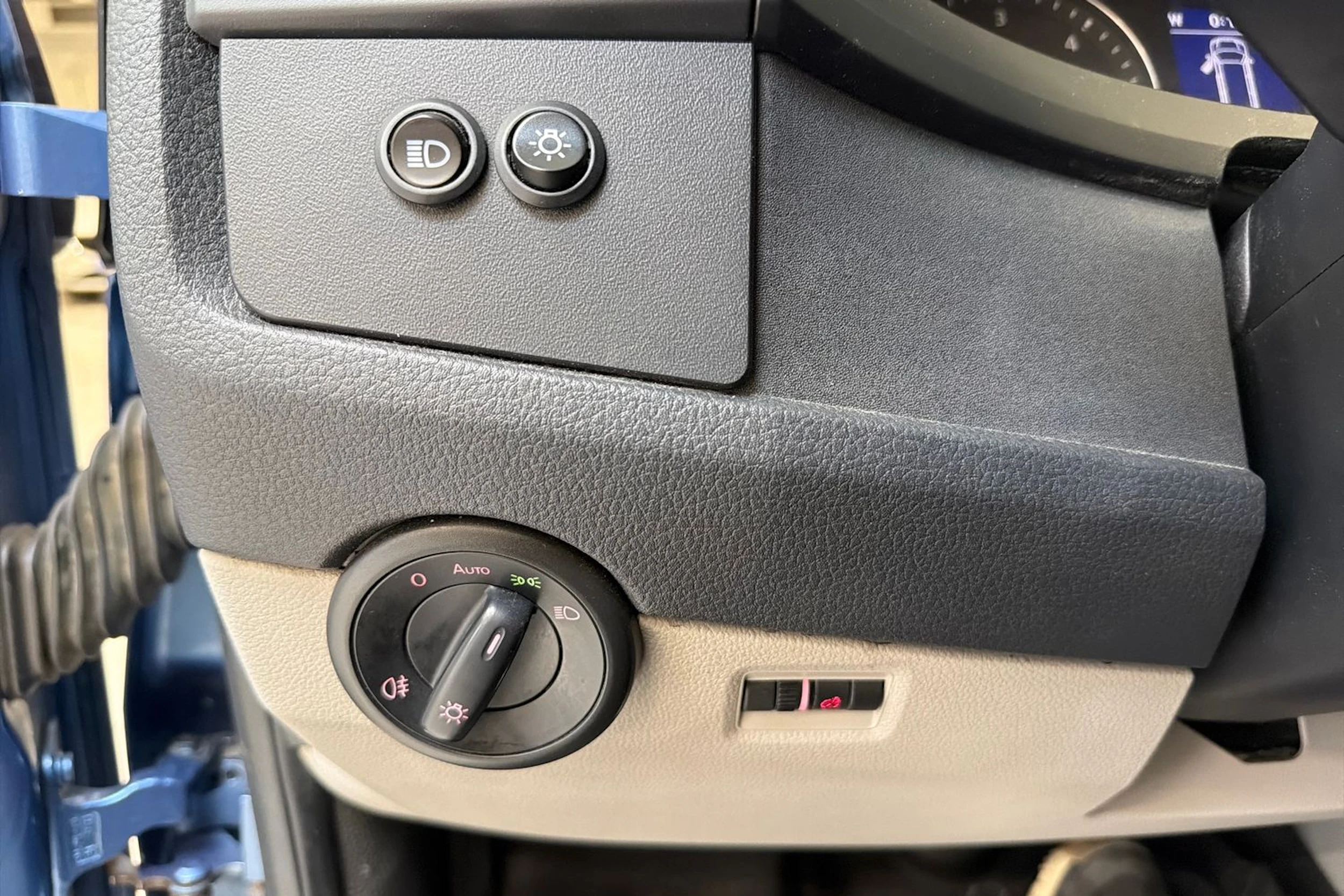 sininen Volkswagen Transporter 2017 kuva 26.