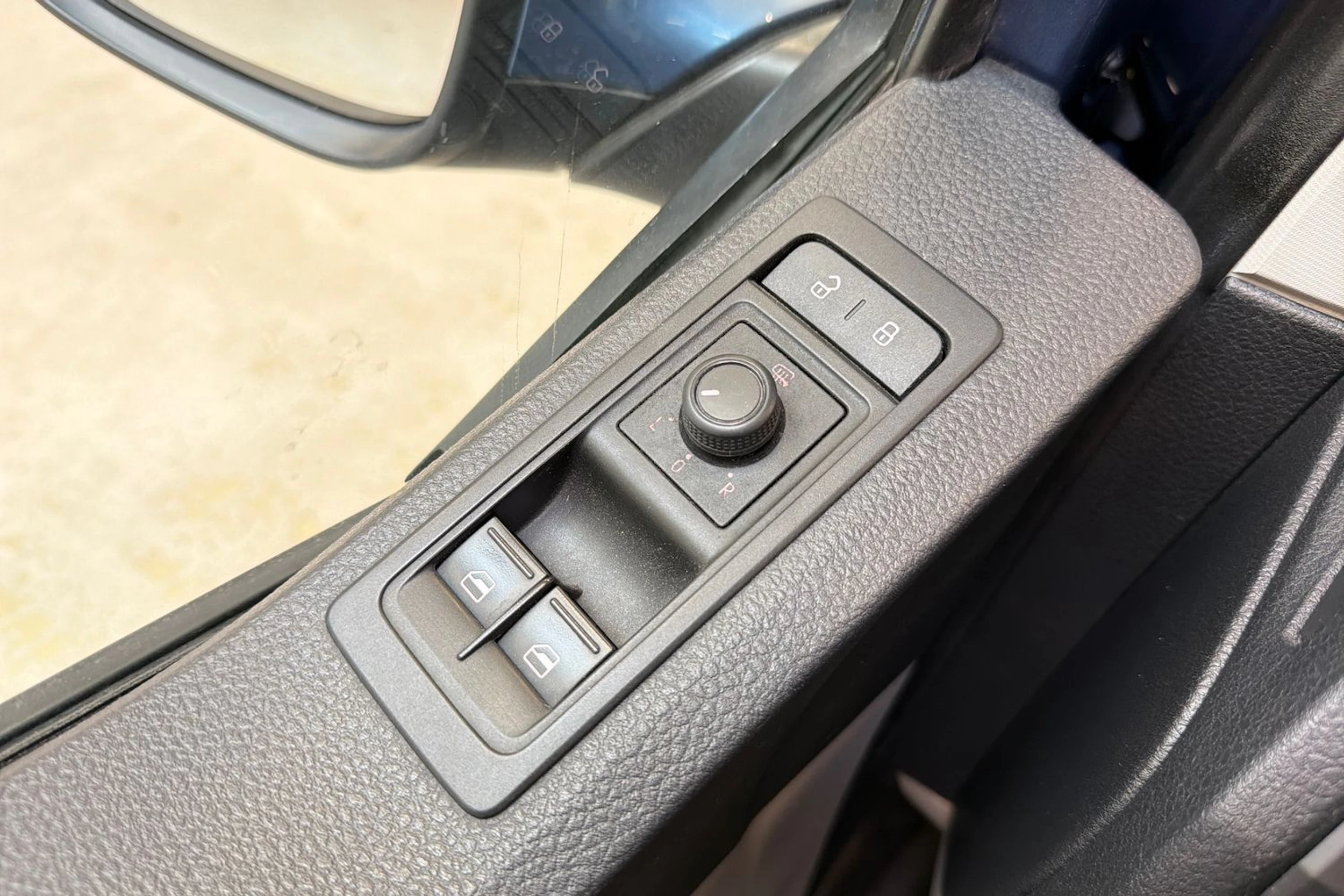 sininen Volkswagen Transporter 2017 kuva 27.