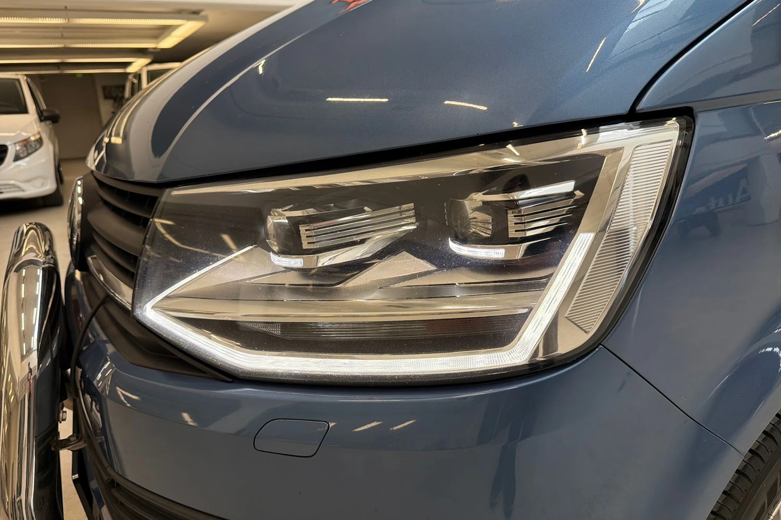 sininen Volkswagen Transporter 2017 kuva 29.