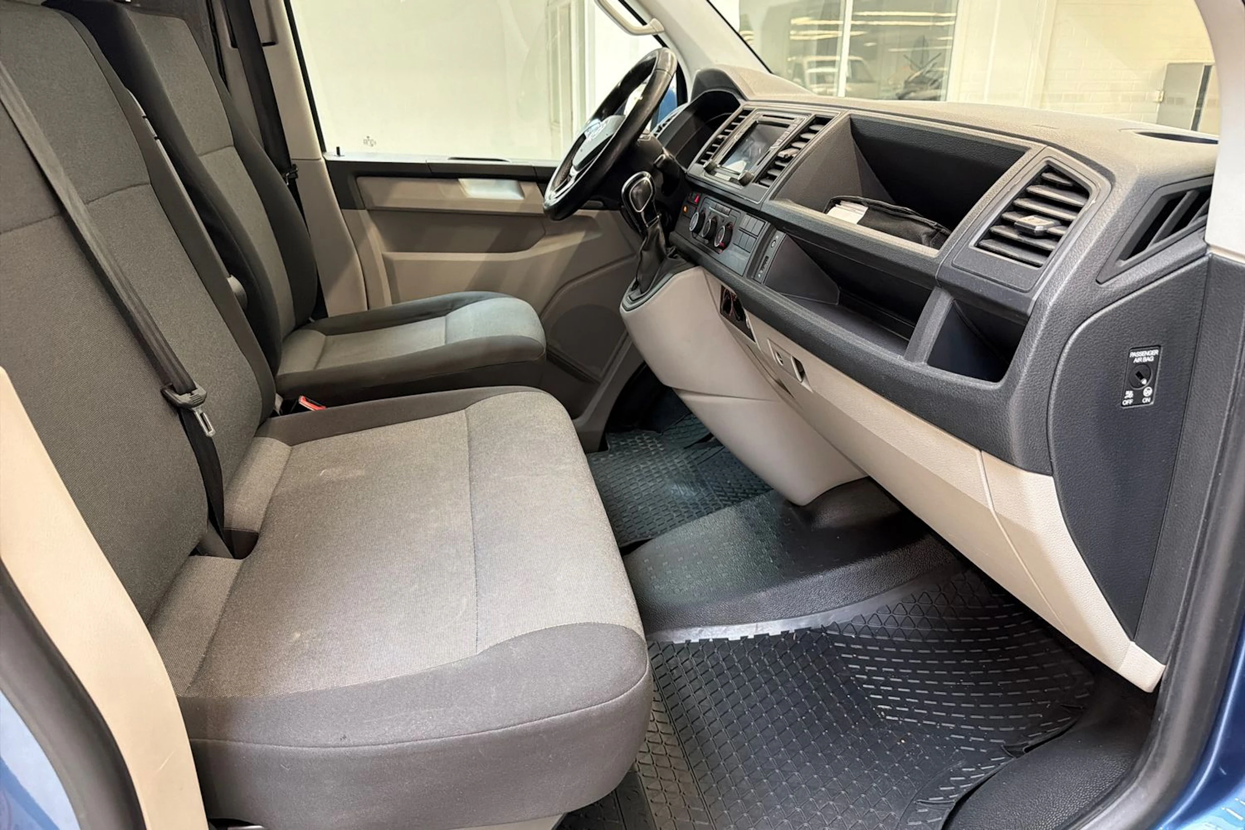 sininen Volkswagen Transporter 2017 kuva 32.