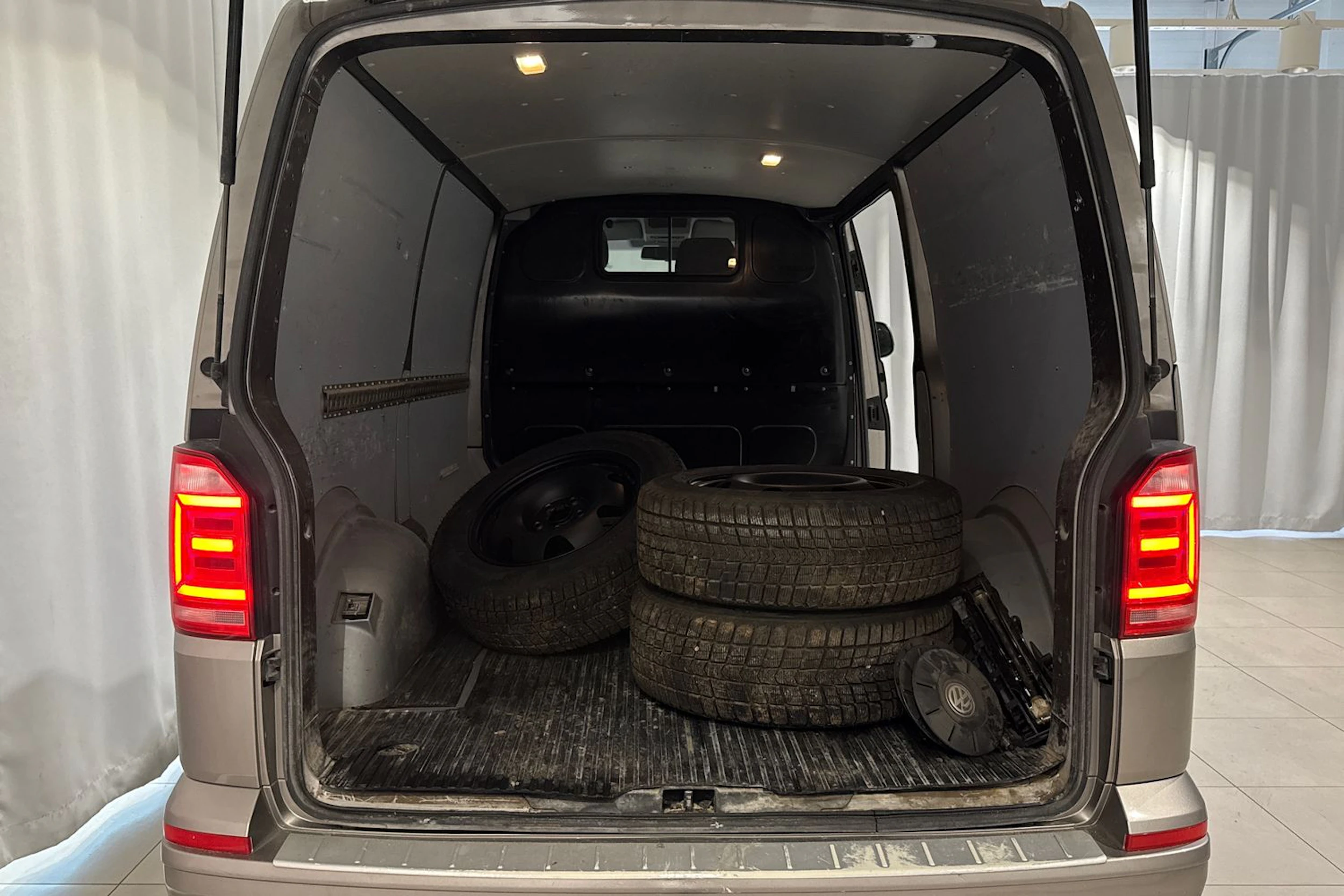 ruskea (beige) Volkswagen Transporter 2017 kuva 11.