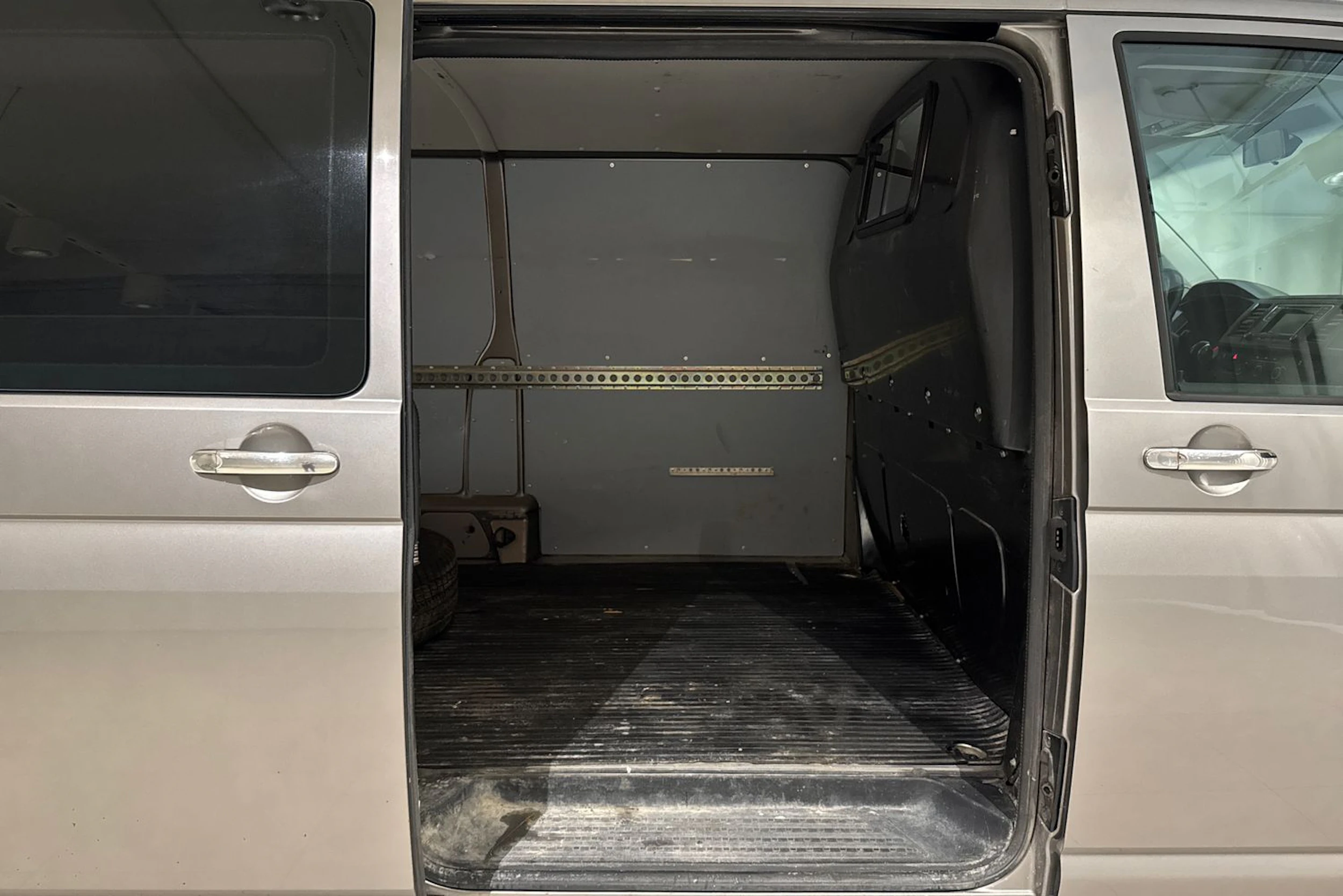 ruskea (beige) Volkswagen Transporter 2017 kuva 12.