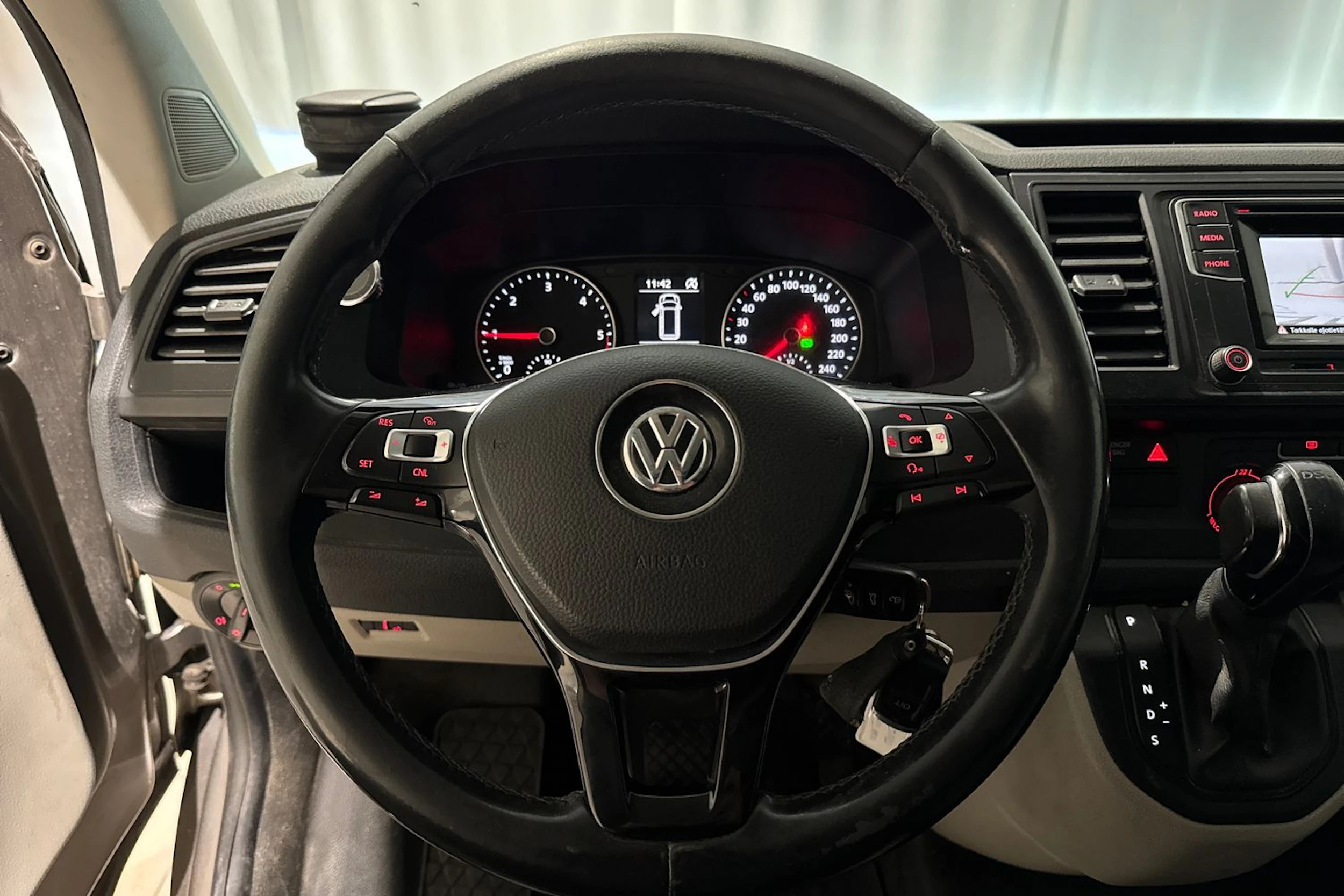 ruskea (beige) Volkswagen Transporter 2017 kuva 14.