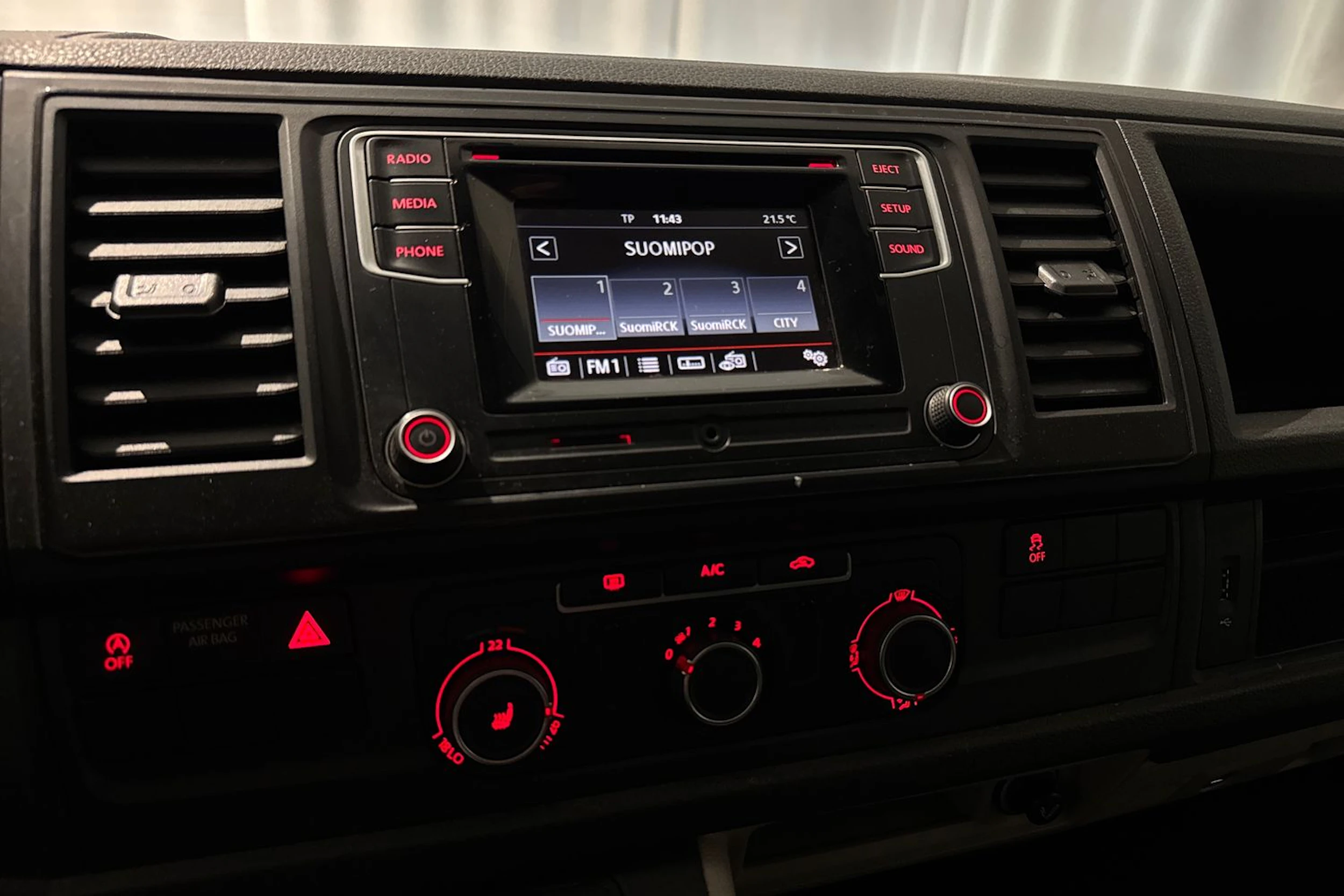 ruskea (beige) Volkswagen Transporter 2017 kuva 16.