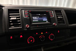 ruskea (beige) Volkswagen Transporter 2017 kuva 17.