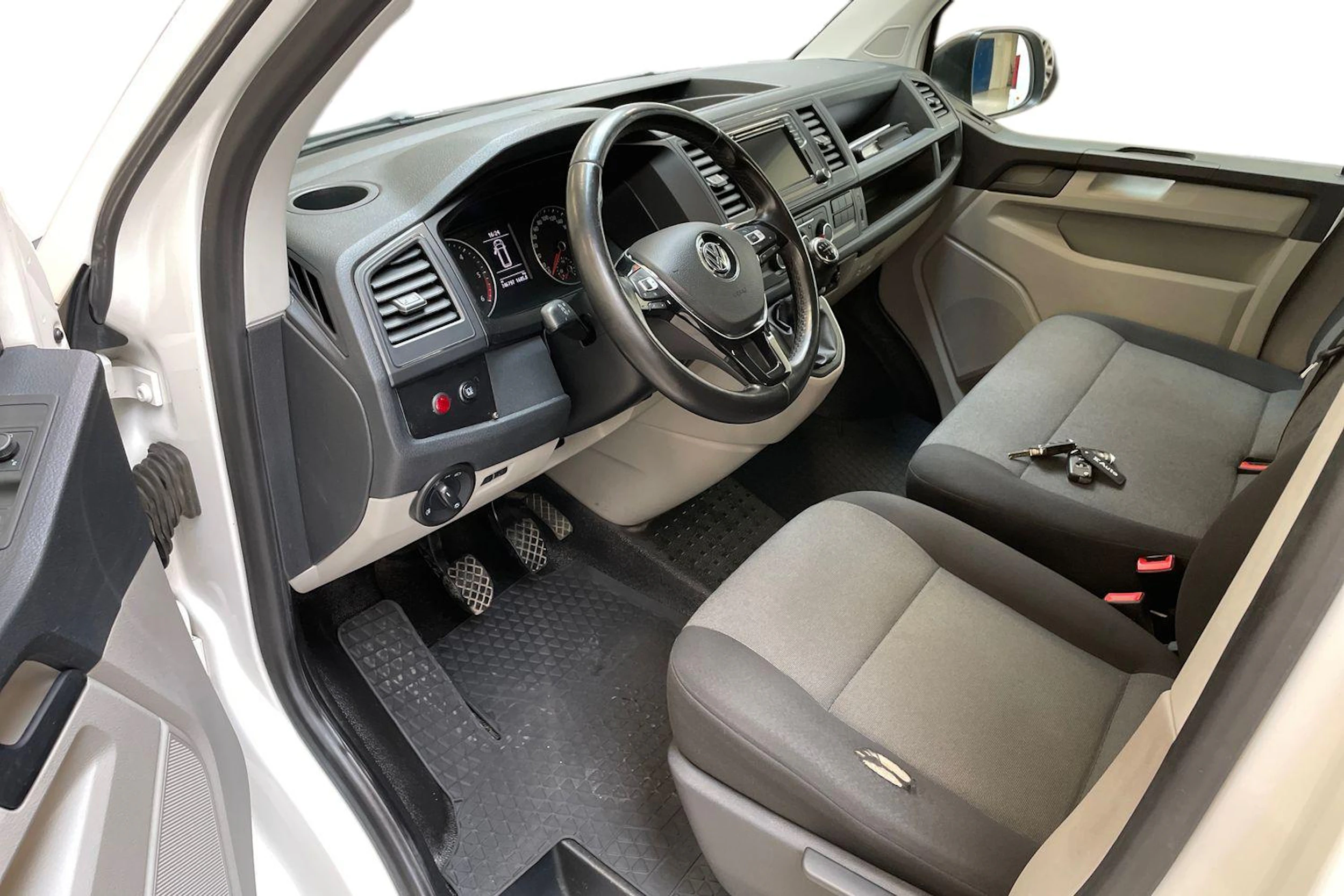 valkoinen Volkswagen Transporter 2017 kuva 8.