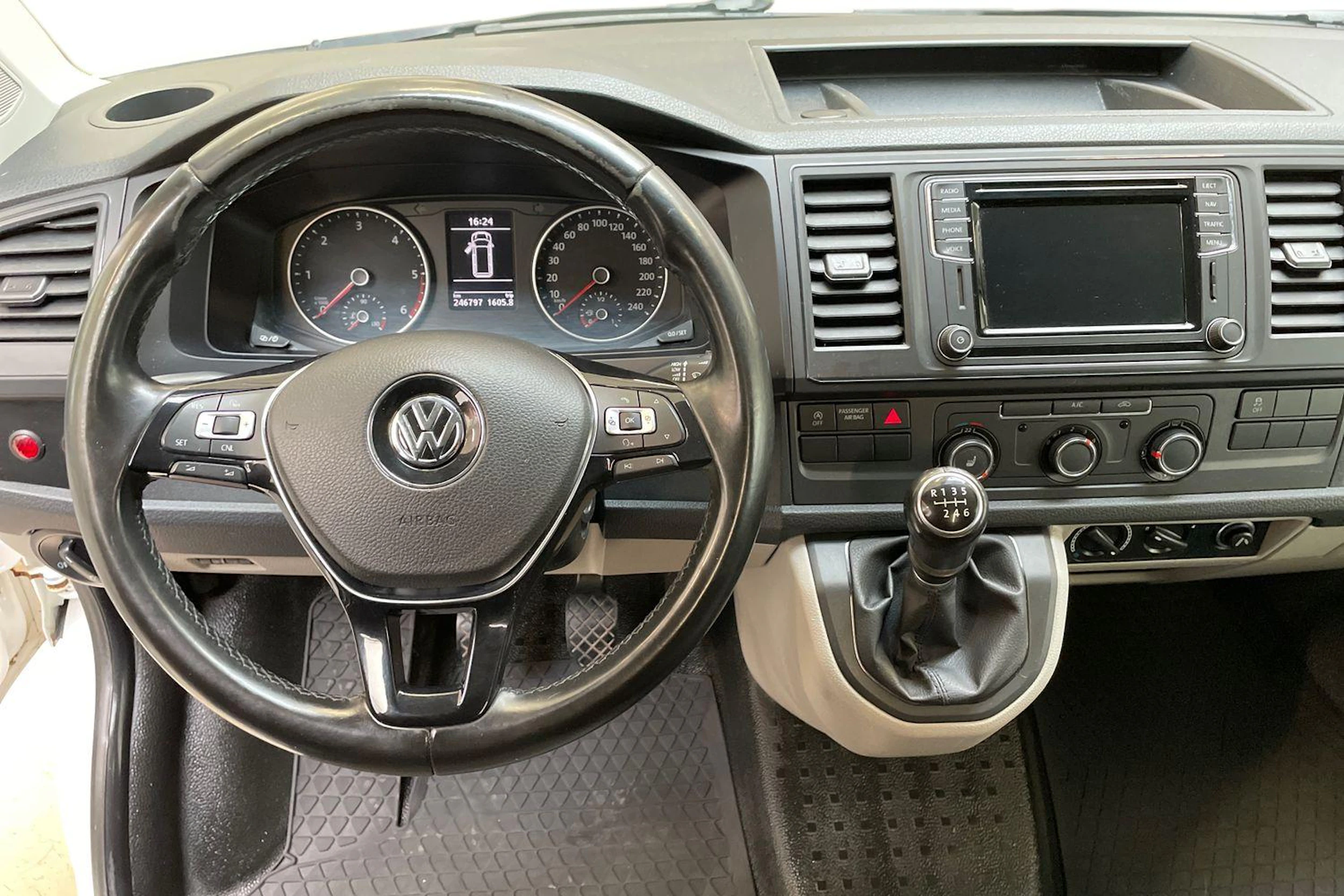 valkoinen Volkswagen Transporter 2017 kuva 9.