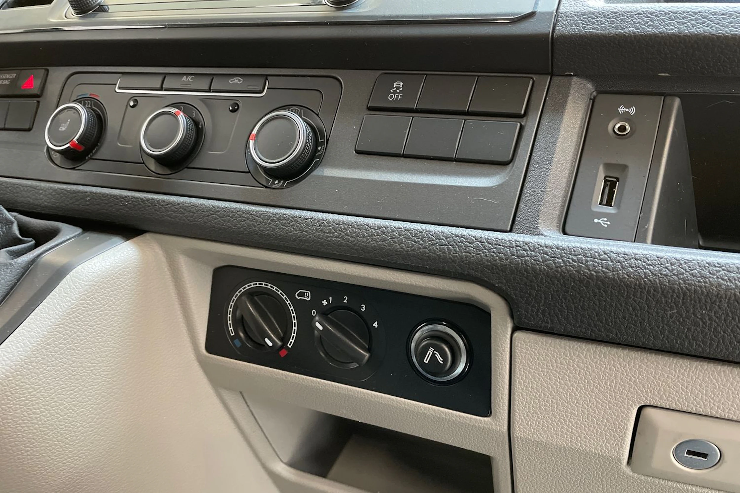 valkoinen Volkswagen Transporter 2017 kuva 16.