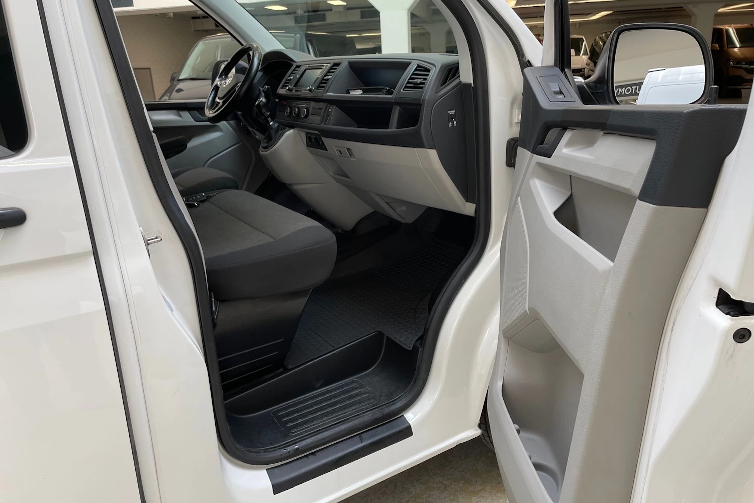 valkoinen Volkswagen Transporter 2017 kuva 17.
