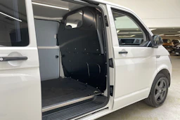 valkoinen Volkswagen Transporter 2017 kuva 18.