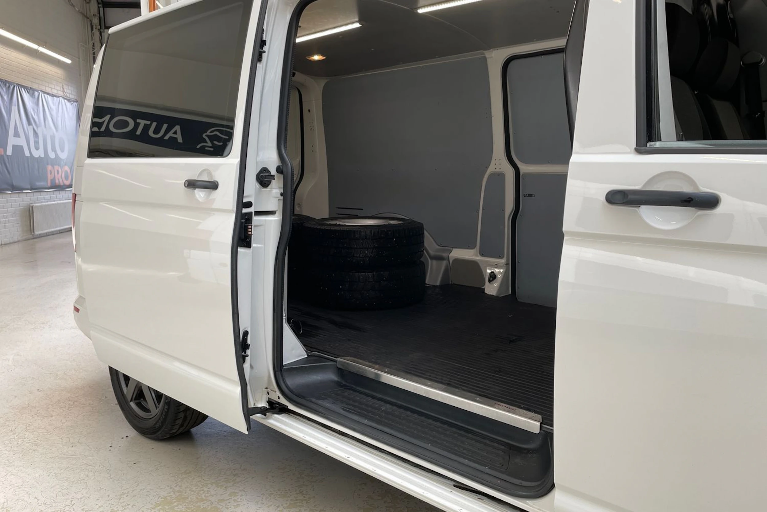 valkoinen Volkswagen Transporter 2017 kuva 19.