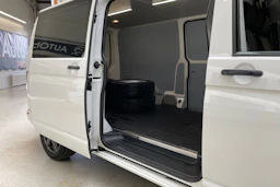 valkoinen Volkswagen Transporter 2017 kuva 19.