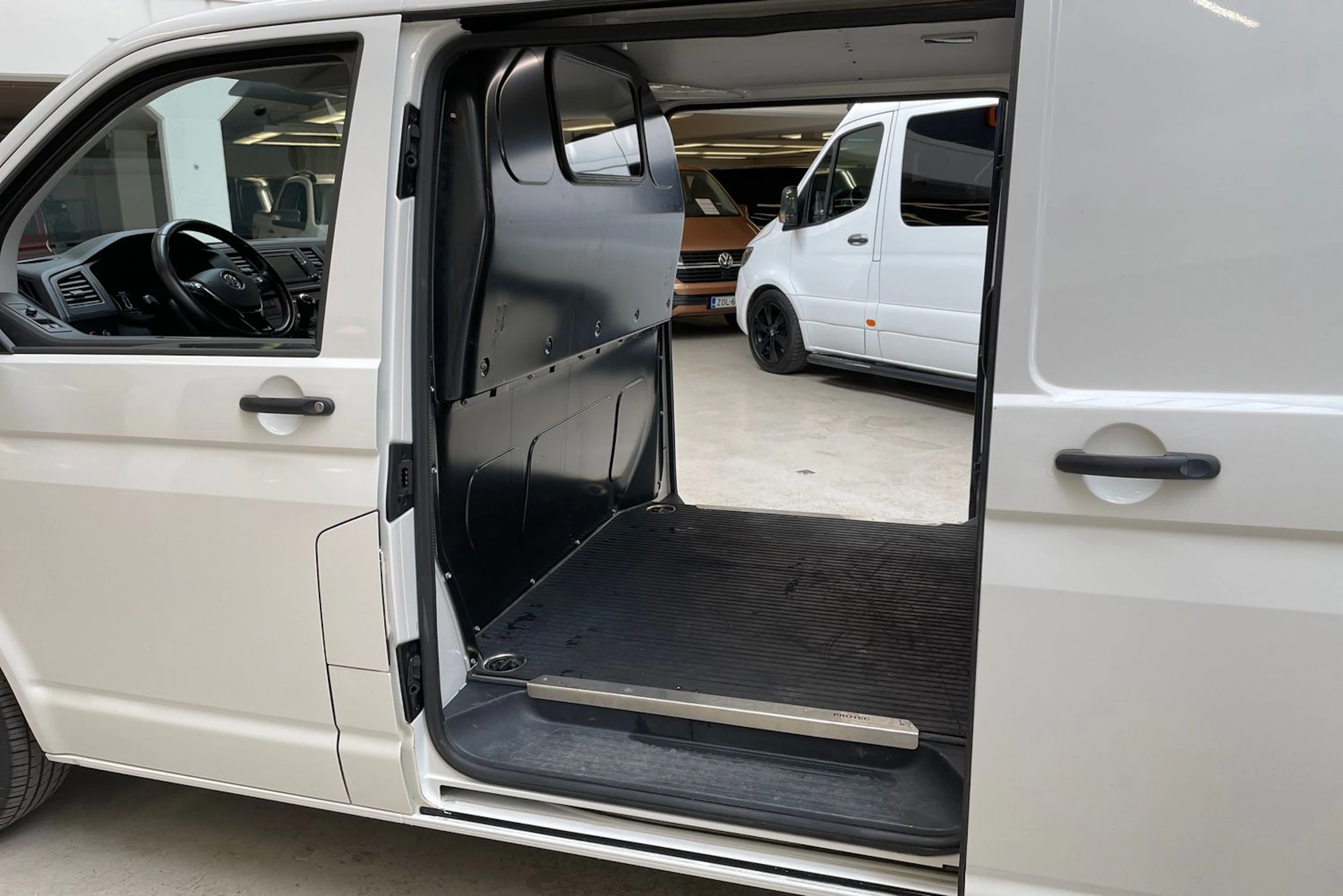 valkoinen Volkswagen Transporter 2017 kuva 20.