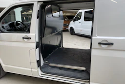 valkoinen Volkswagen Transporter 2017 kuva 20.