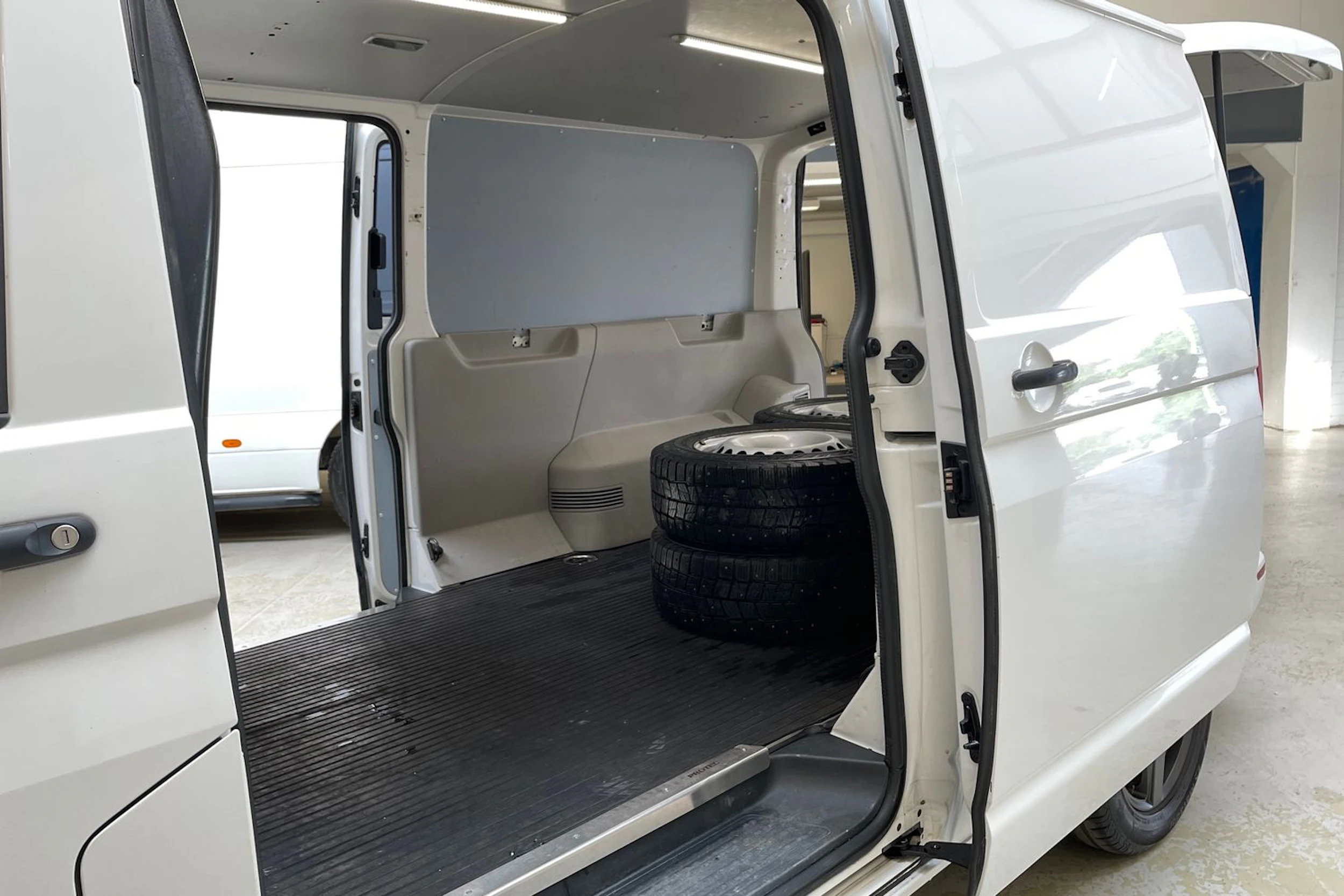 valkoinen Volkswagen Transporter 2017 kuva 21.