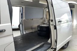 valkoinen Volkswagen Transporter 2017 kuva 21.
